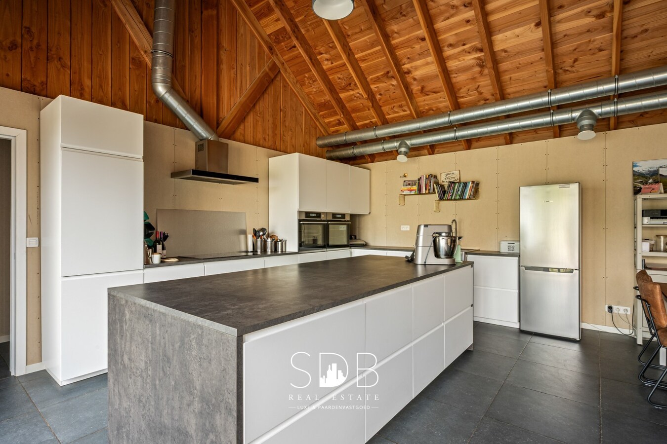 Charmante woning met aparte kantoorruimte op 14.569 m² 