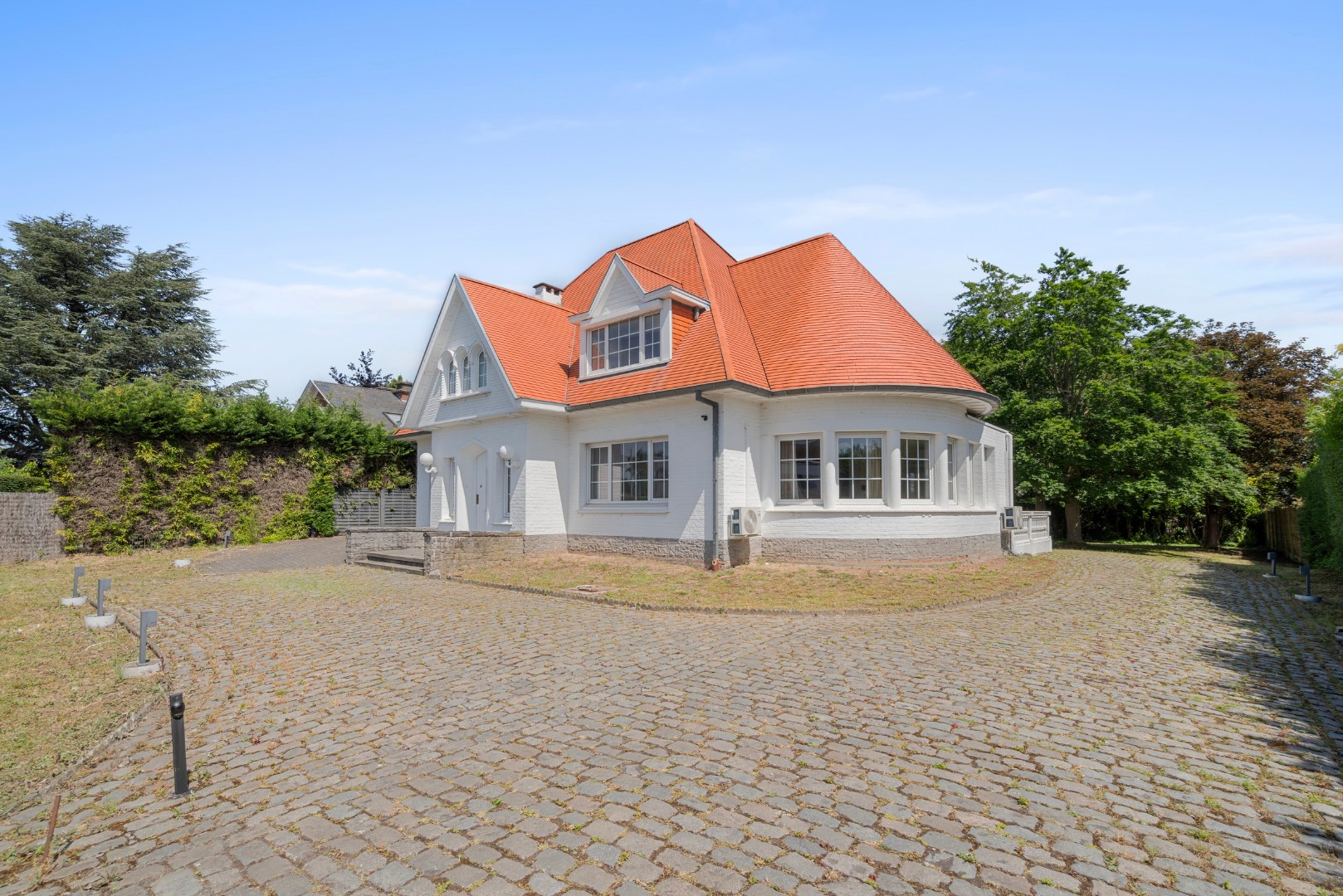Stijlvolle villa met 5 slaapkamers op mooi perceel van 1325m² 