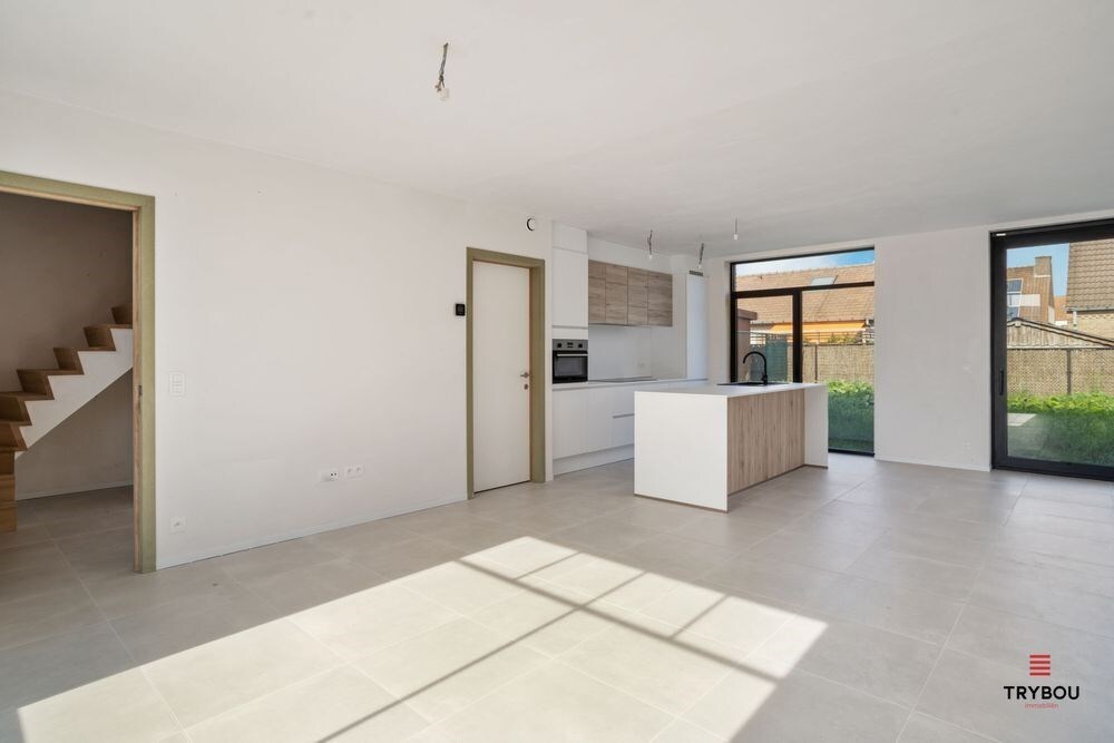 Uitstekend gelegen, halfopen nieuwbouwwoning op een boogscheut van het Centrum van Roeselare 