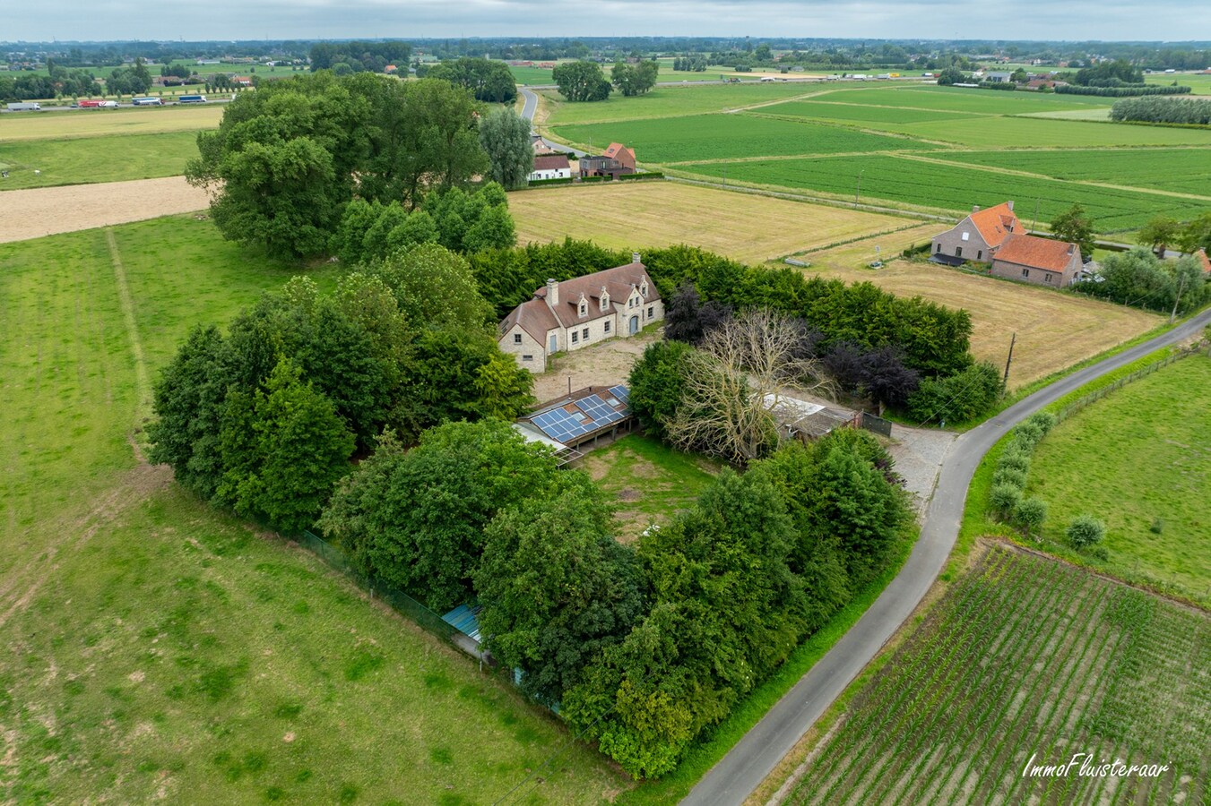 Hoogwaardige ruwbouwvilla met bijgebouw en weide 