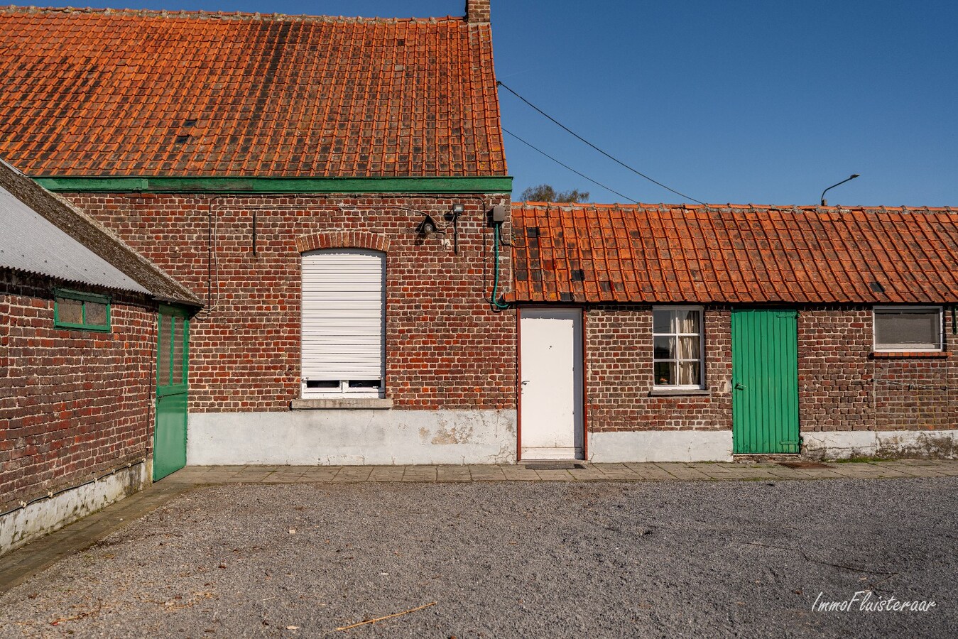 Renovated farmhouse with stables and pasture on approximately 1.7 hectares in Nazareth. 