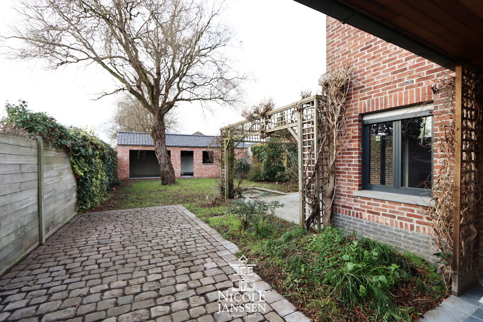 Alle privacy in het ingesloten tuintje 