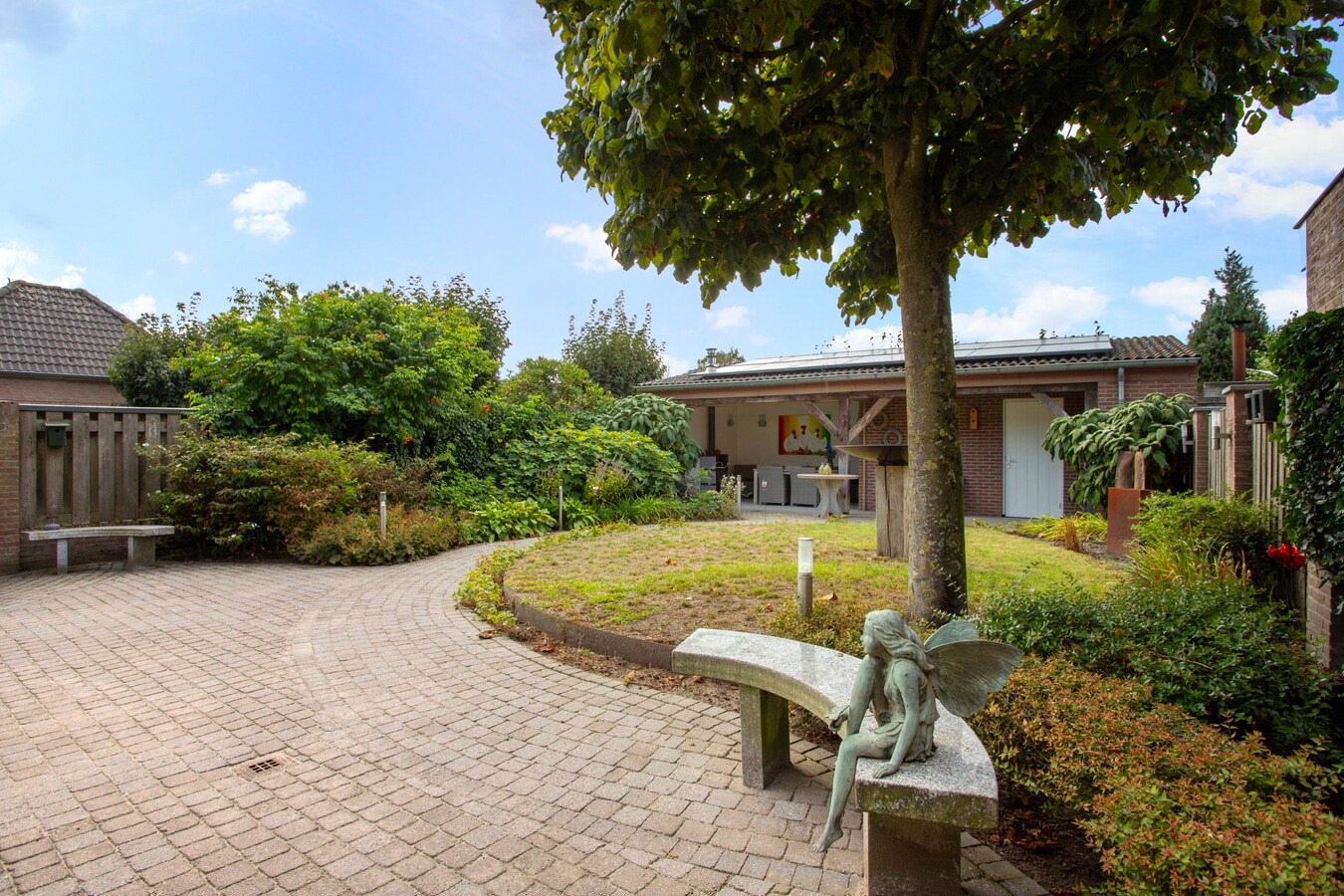 Degelijk gebouwde en perfect onderhouden vrijstaand-geschakelde gezinswoning aan ‘De Lovensbroek’. 