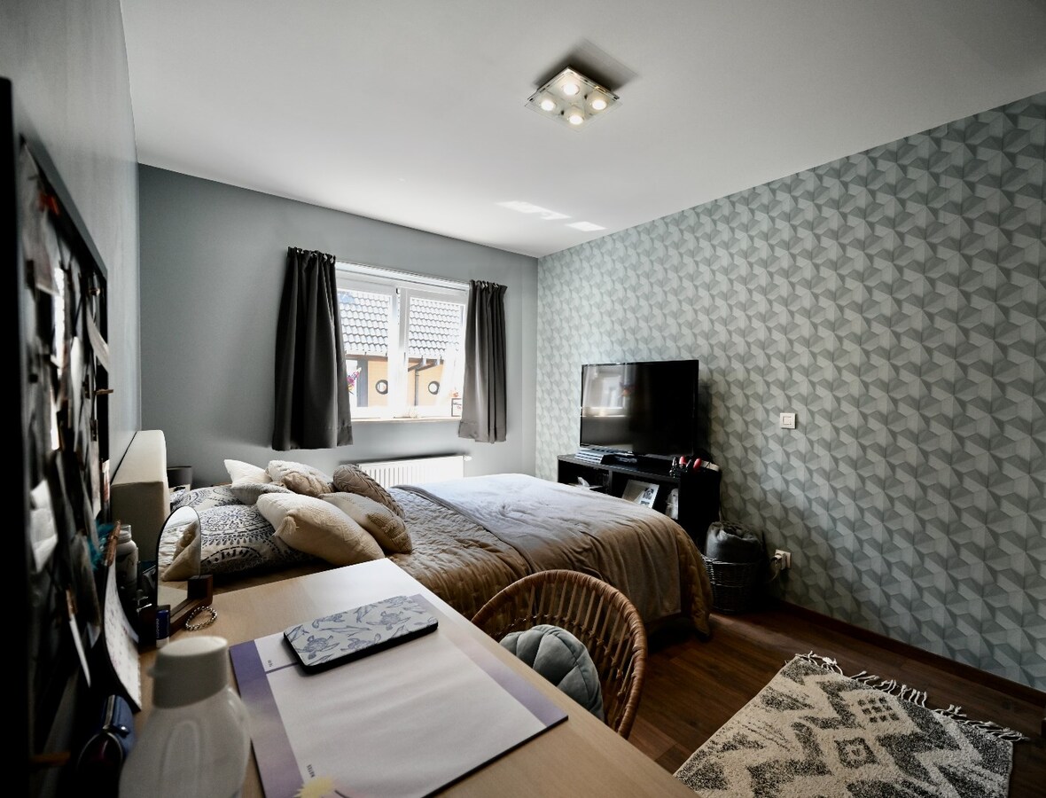 RECENTE WONING MET GARAGE EN STADSTUIN TE BREDENE 