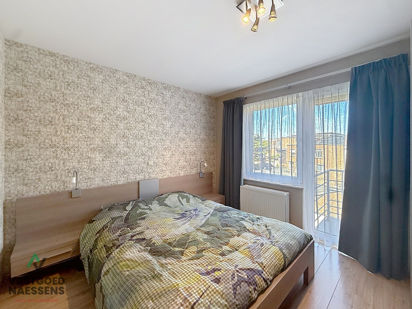 Prêt à emménager et ensoleillé appartement de 2 chambres dans une résidence jeune. 