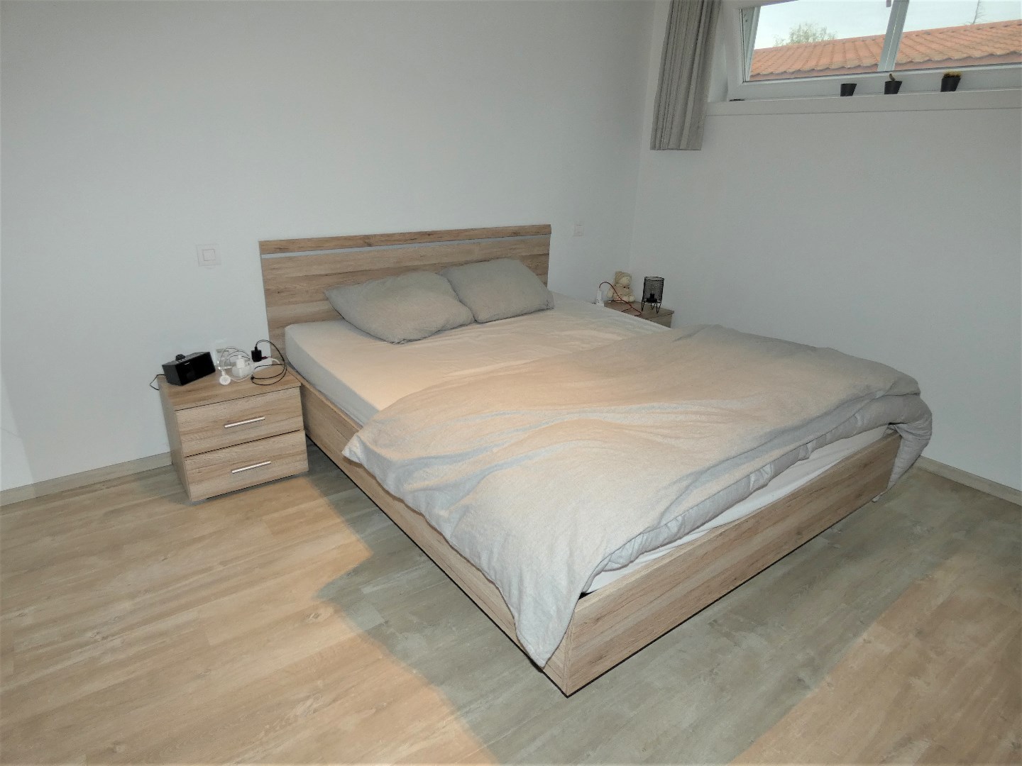 Gezellig appartement, gelijkvloers, met 1 slaapkamer en garage. 