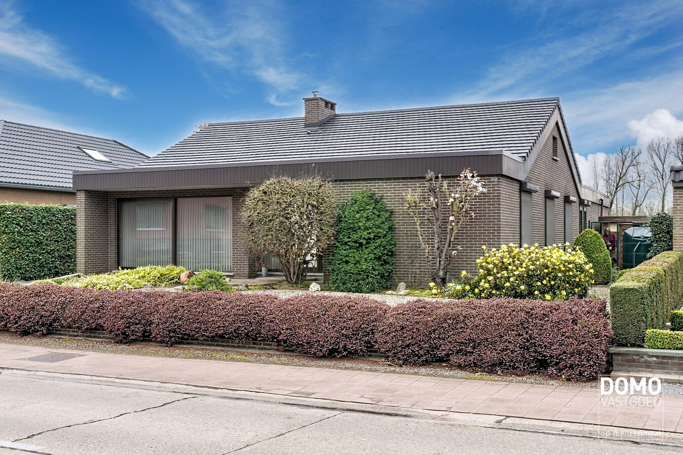 DEELS GERENOVEERDE WONING MET 3 SLAAPKAMERS, GARAGE EN RUIME TUIN TE KOOP IN KERMT 