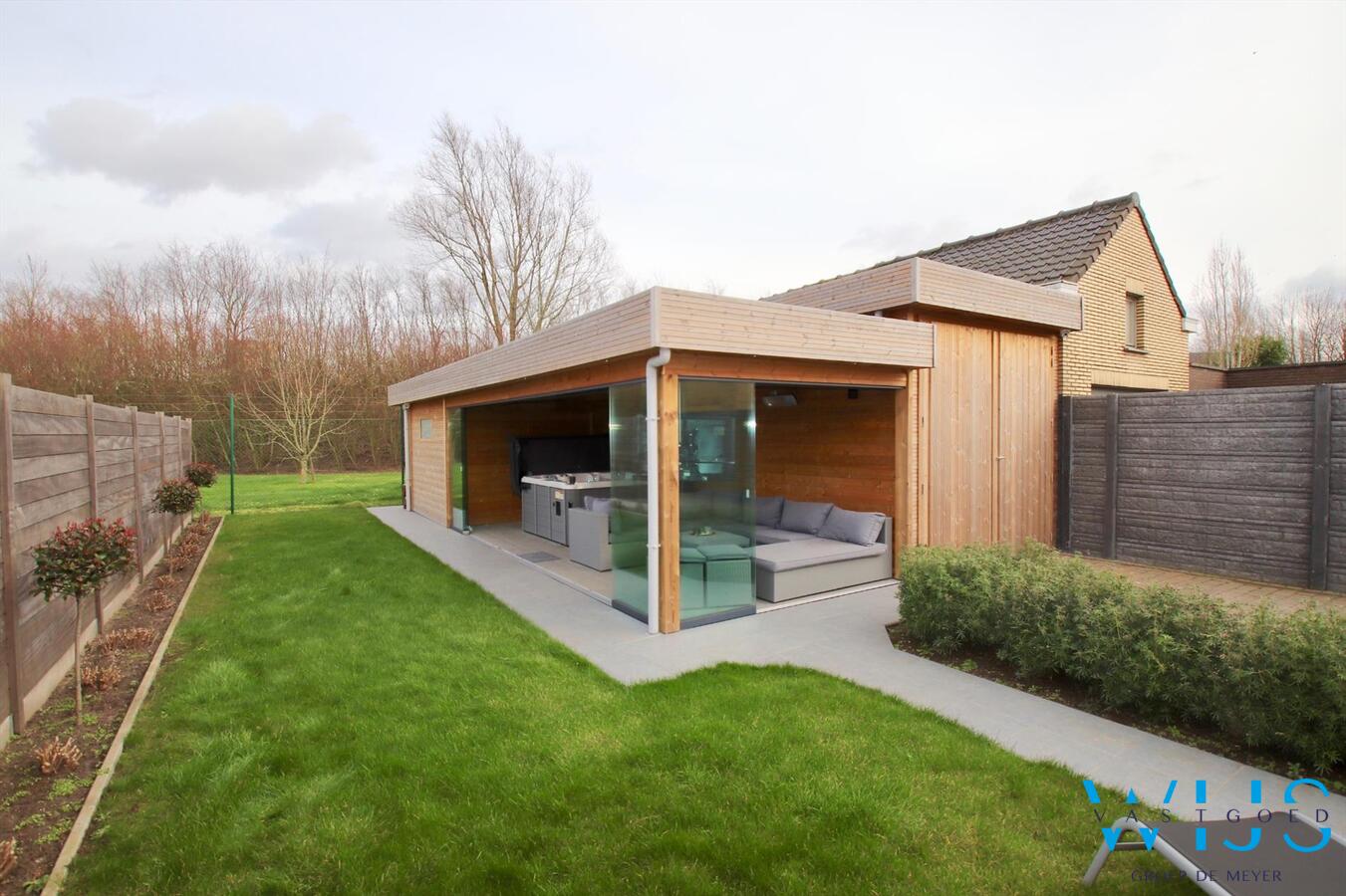 Tot in de puntjes gerenoveerde halfopen bebouwing met lounge gedeelte! 