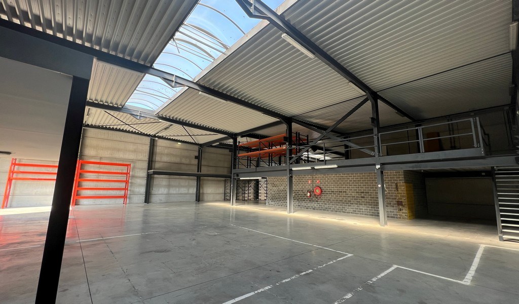 Bedrijfsgebouw met villa te huur langs E17 in Kruisem