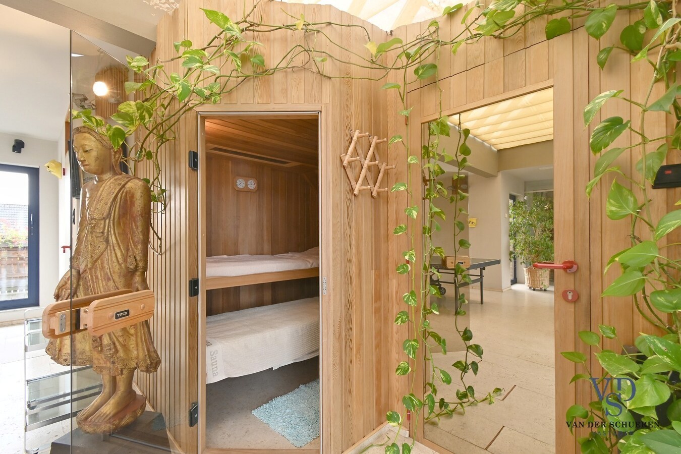 Ruim handelspand met penthouse in villastijl 