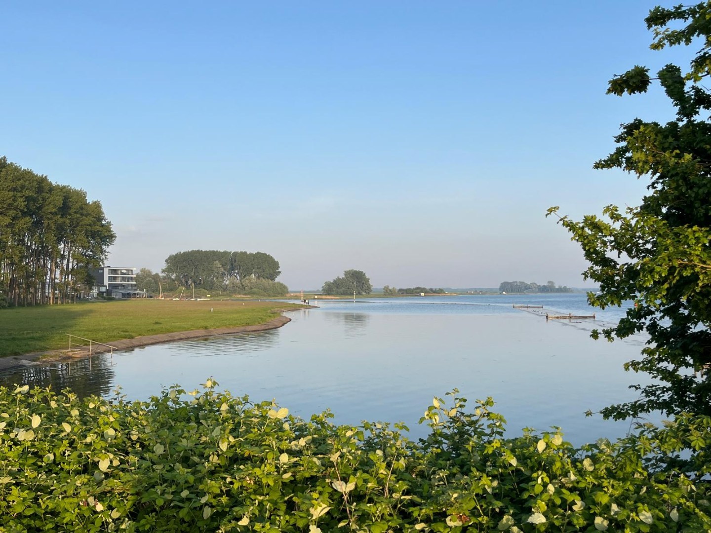 T.A. Makelaardij biedt aan: Populierenlaan 2 te Kamperland. Op loopafstand (ca. 200m.) van het Veerse Meer staat deze rustig gelegen vrijstaande woning op een royaal perceel (860m2) aan een doodlopend 