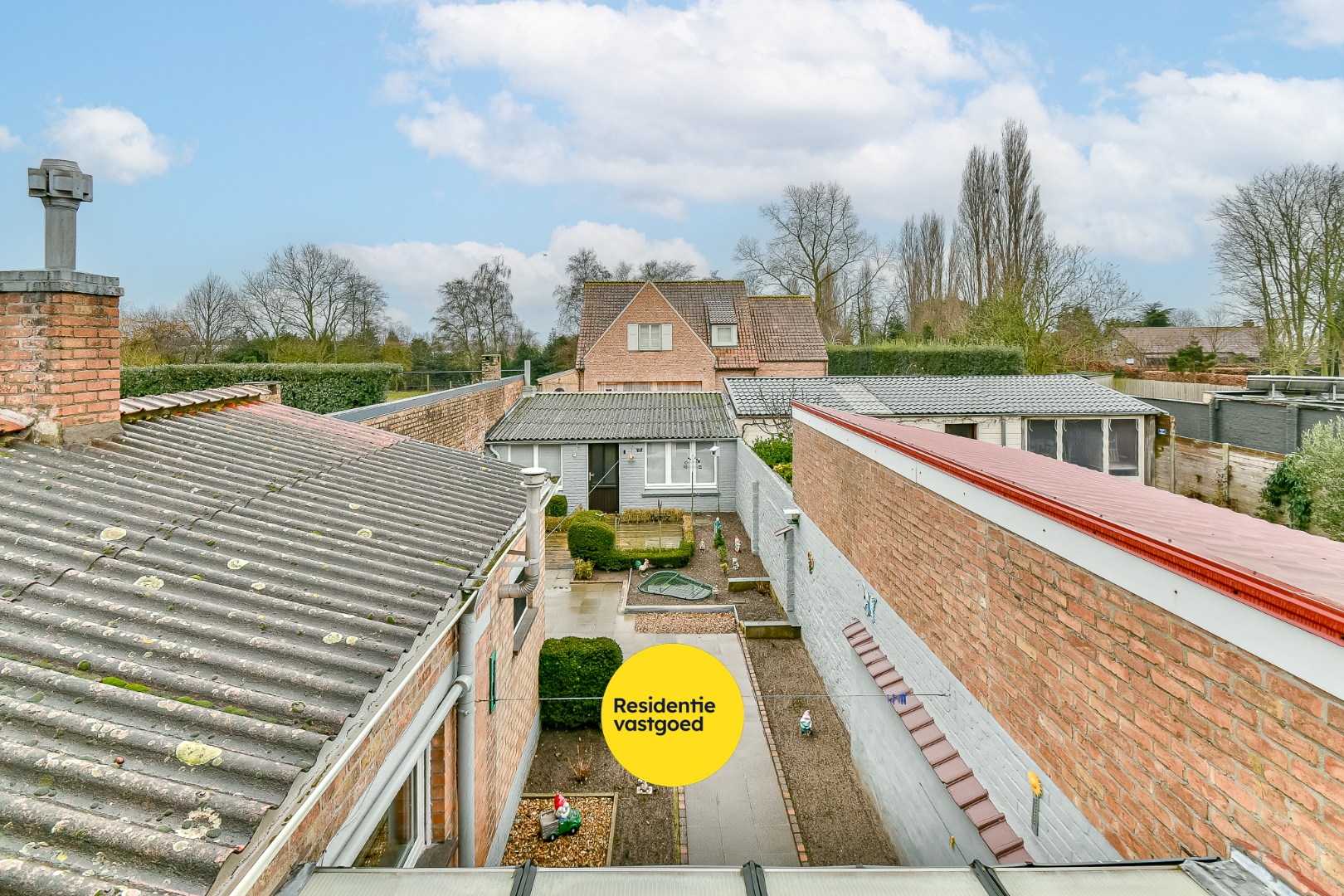 Te renoveren gezinswoning met drie slaapkamers en zongerichte tuin 
