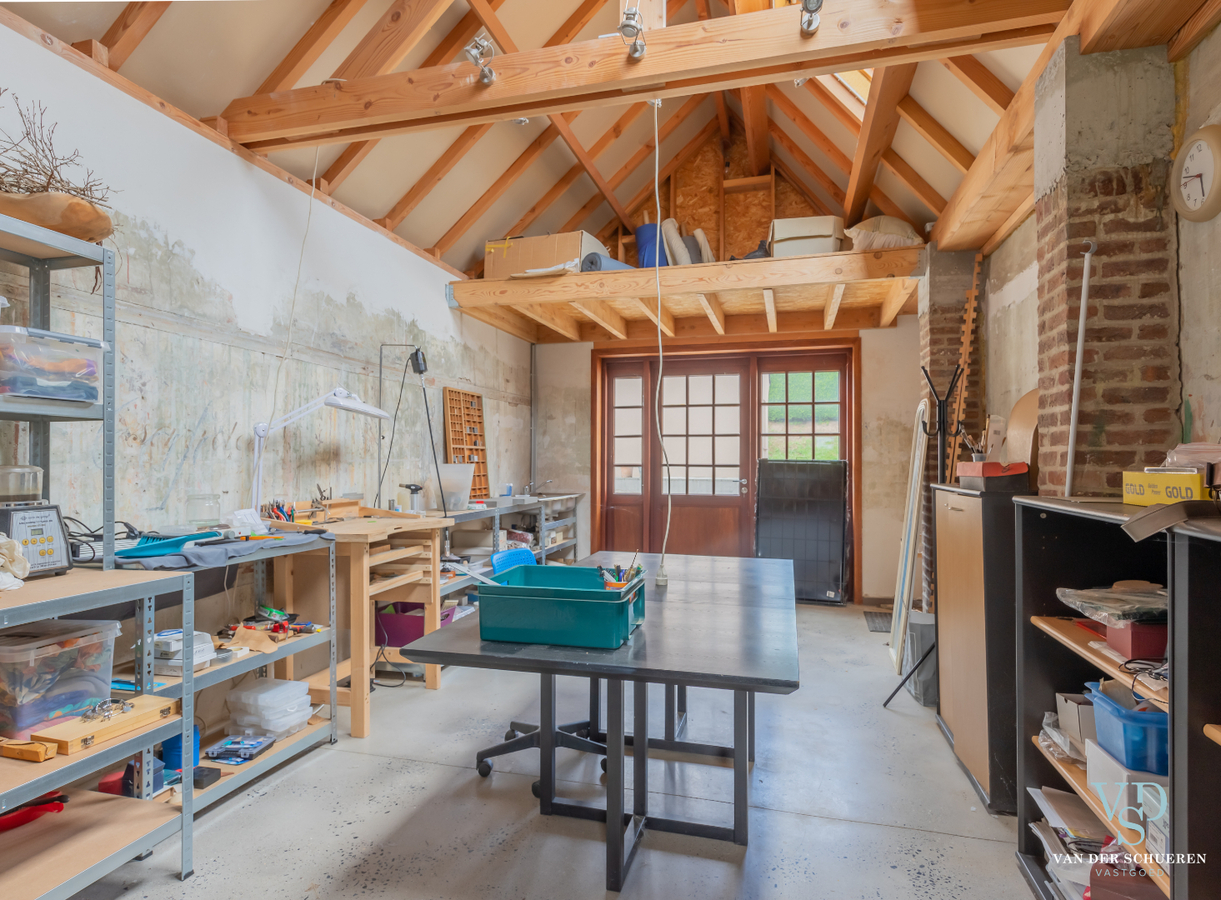 Authentieke herenwoning met atelier / bureau's. 