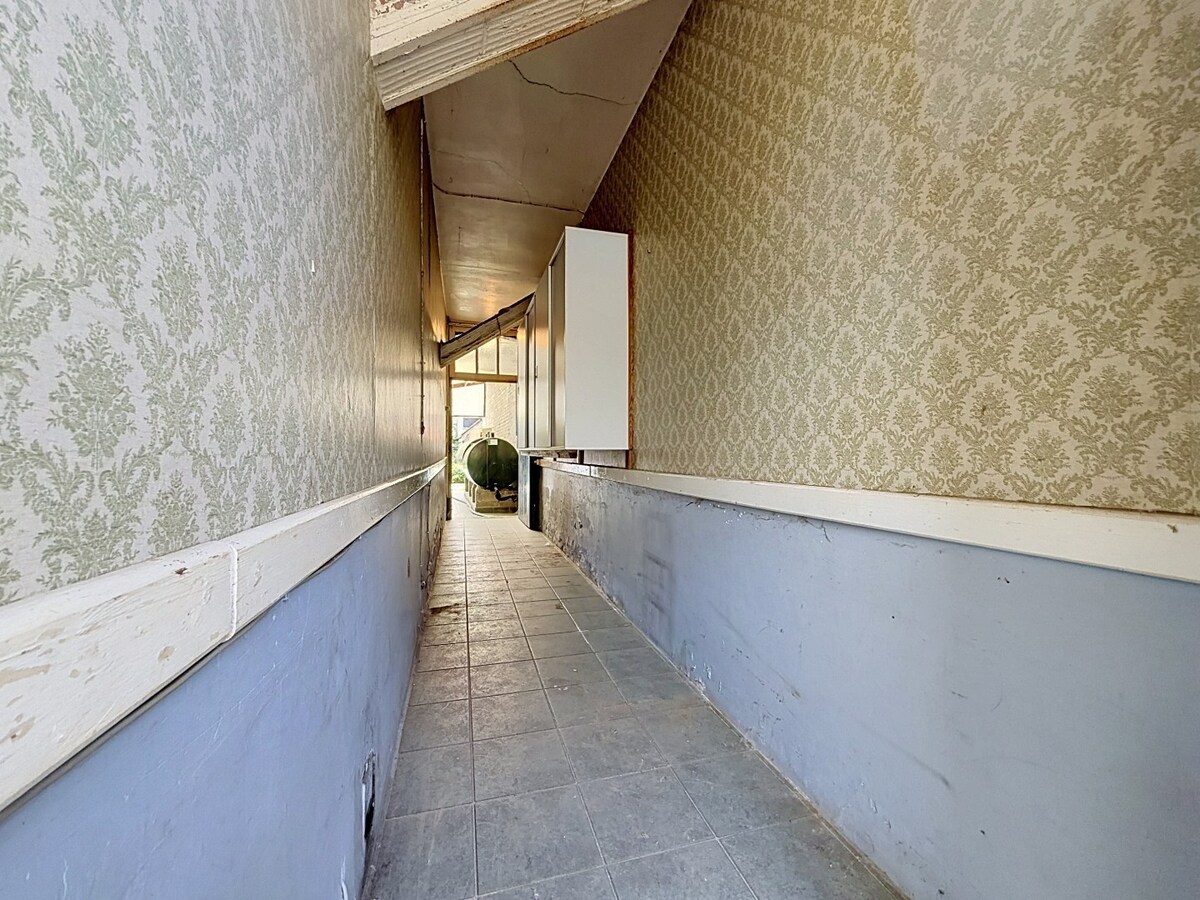 Ruime, te renoveren woning met veel potentieel te Erwetegem 