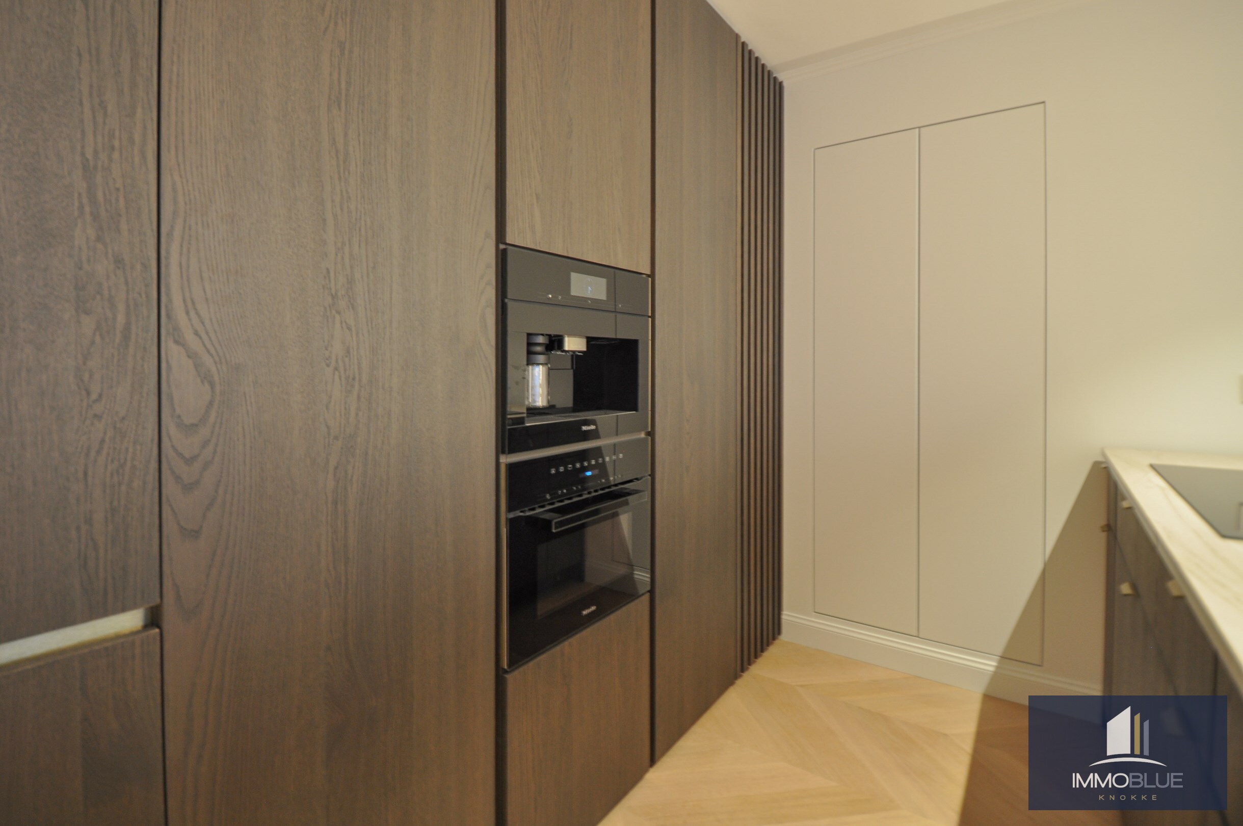 Hoogwaardig volledig gerenoveerd appartement met zijdelings zeezicht en zicht op de Kustlaan. 