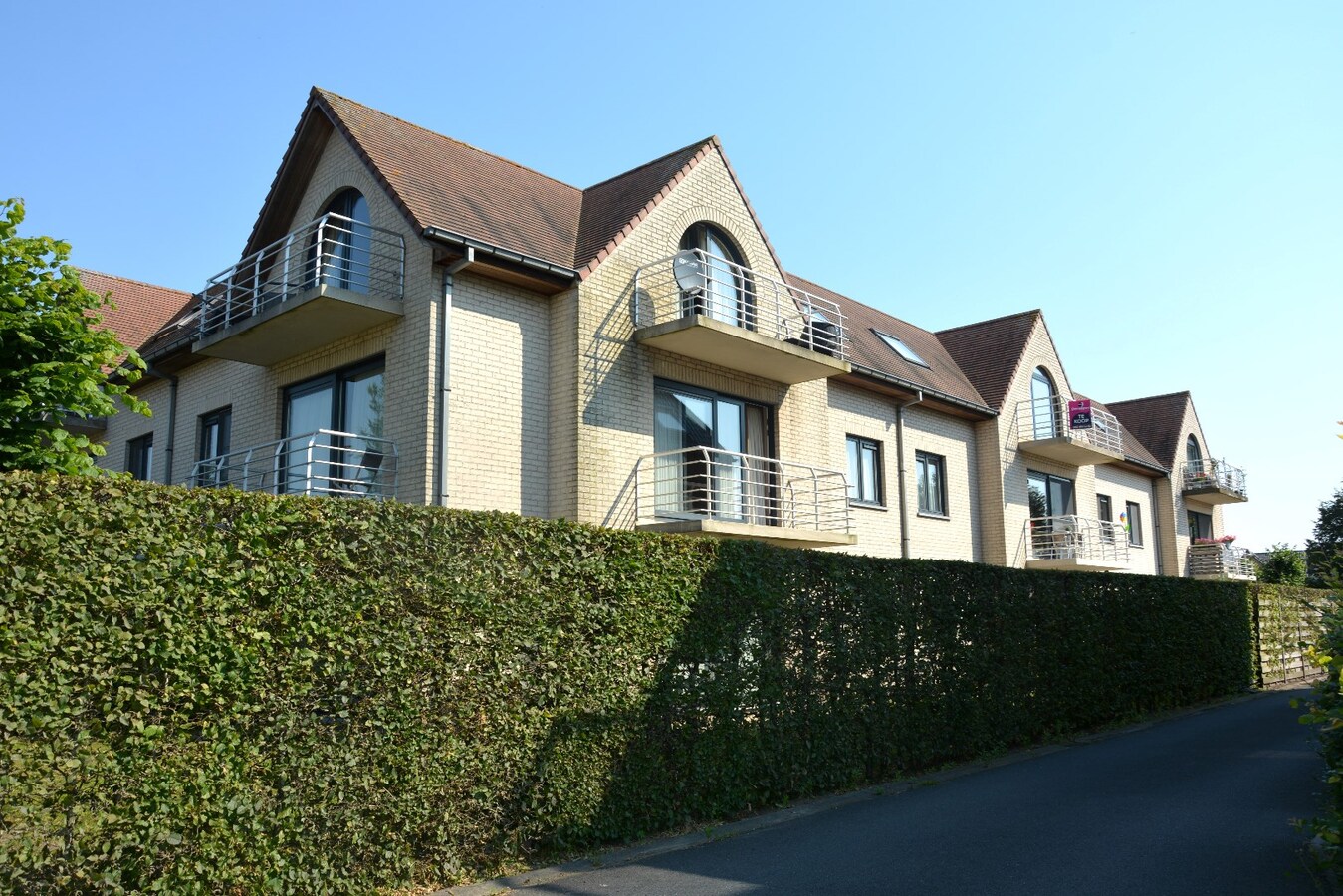 Ruim appartement te koop in Residentie Permeke op een uitstekende locatie te Jabbeke 