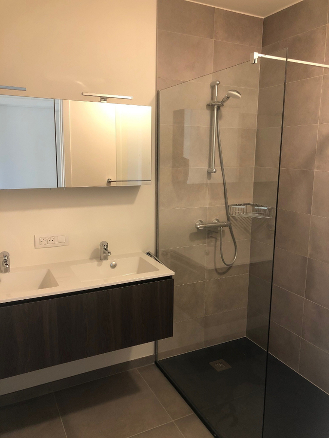 Prachtig nieuwbouwappartement  (geen vaste kosten; met ondergrondse staanplaats voorzien van oplaadmogelijkheid voor elektrische wagen). 