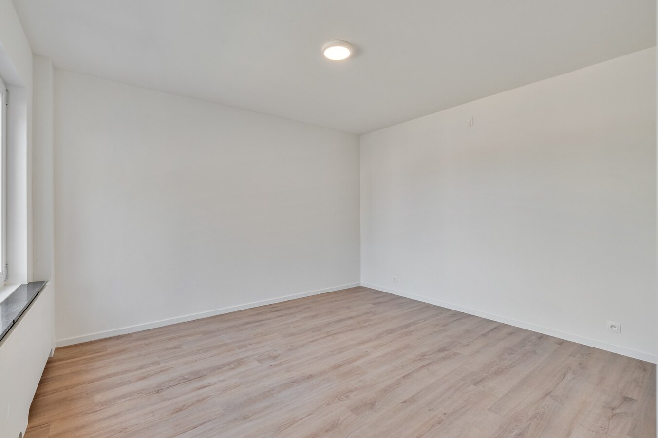 Stijlvol gerenoveerd appartement met moderne uitstraling in het centrum van Maaseik! 