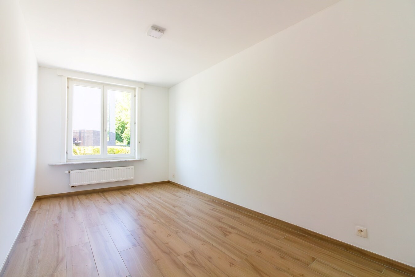 Appartement rez-de-chaussée très lumineux &amp; 2 chambres, en plein centre-ville ! 