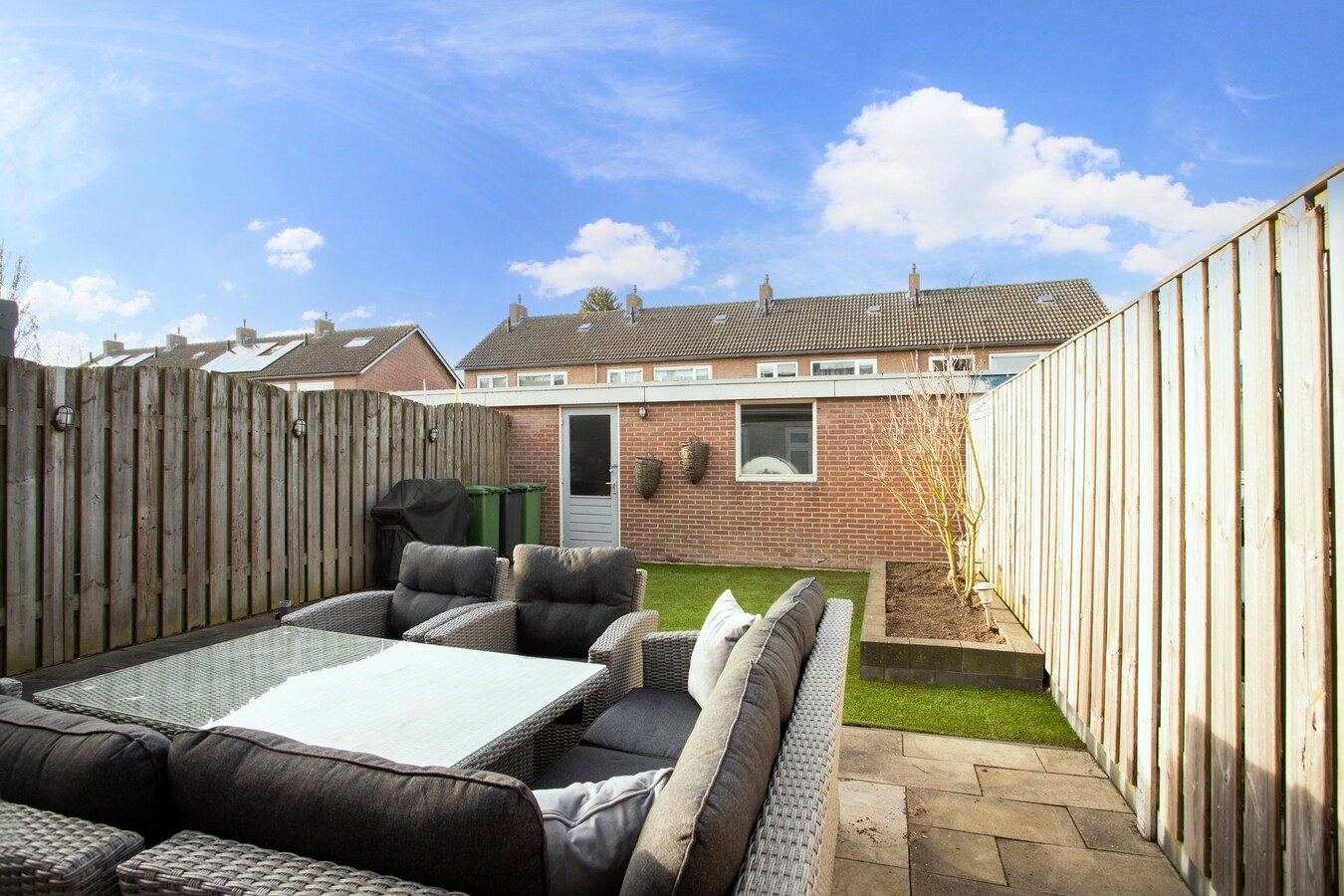 Instapklare tussenwoning waar comfort, ruimte en een fijne woonomgeving samenkomen. 