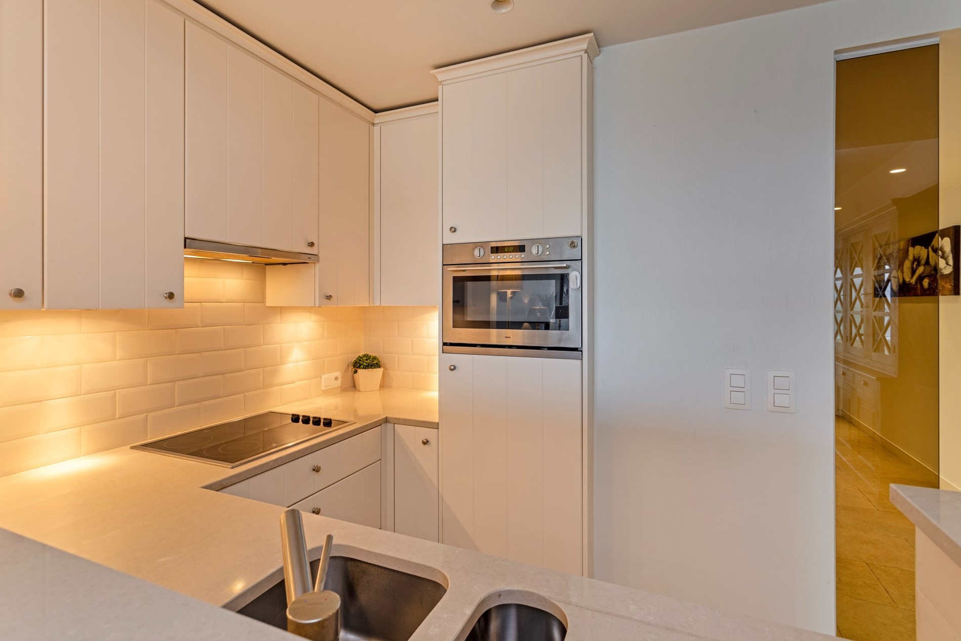 Appartement confortable d'une chambre avec vue frontale sur la mer, situé près de la place Rubens. 