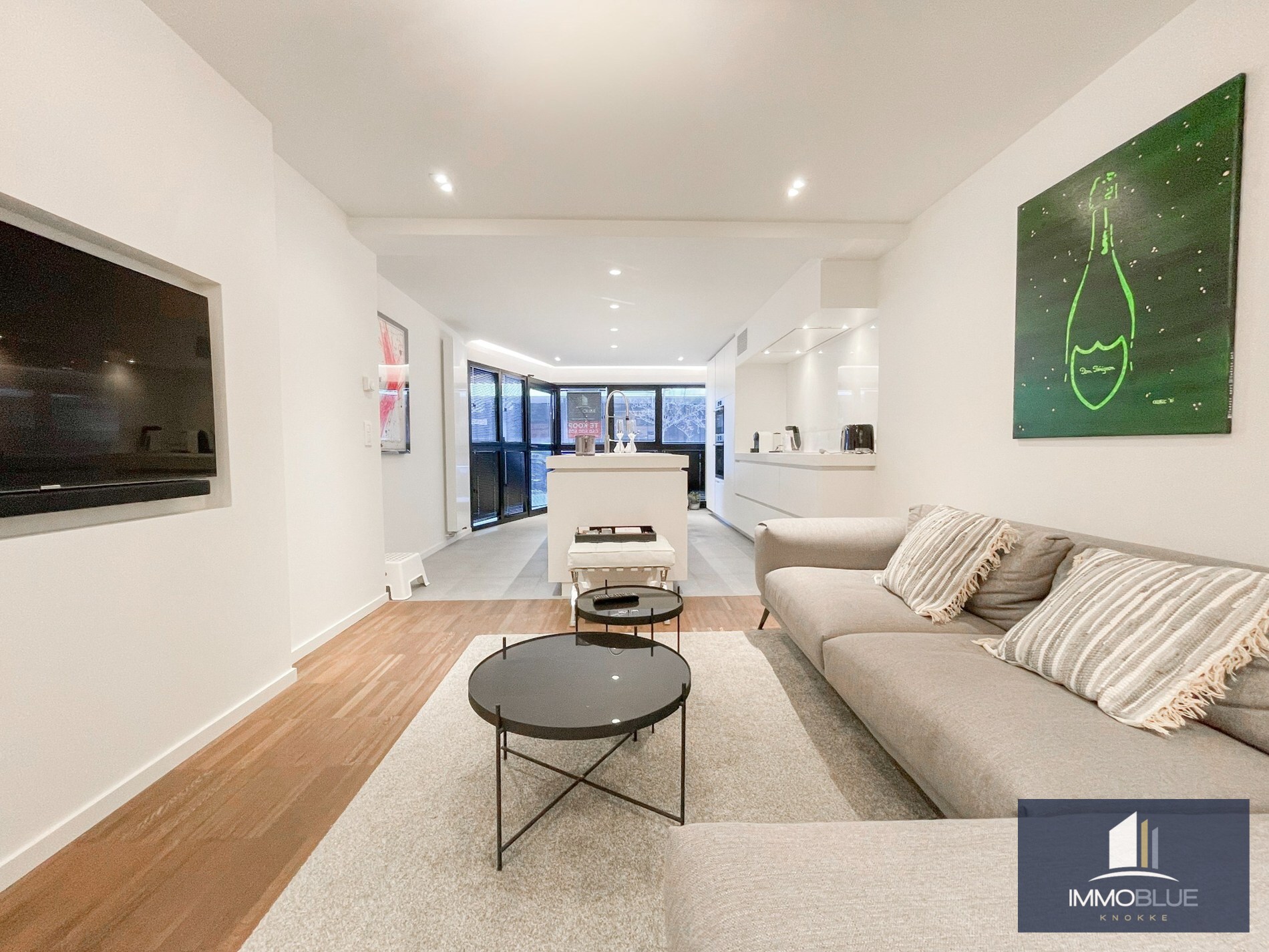 Stijlvol, instapklaar appartement met een ruim terras gelegen aan het Lichttorenplein op enkele passen van de zee. 