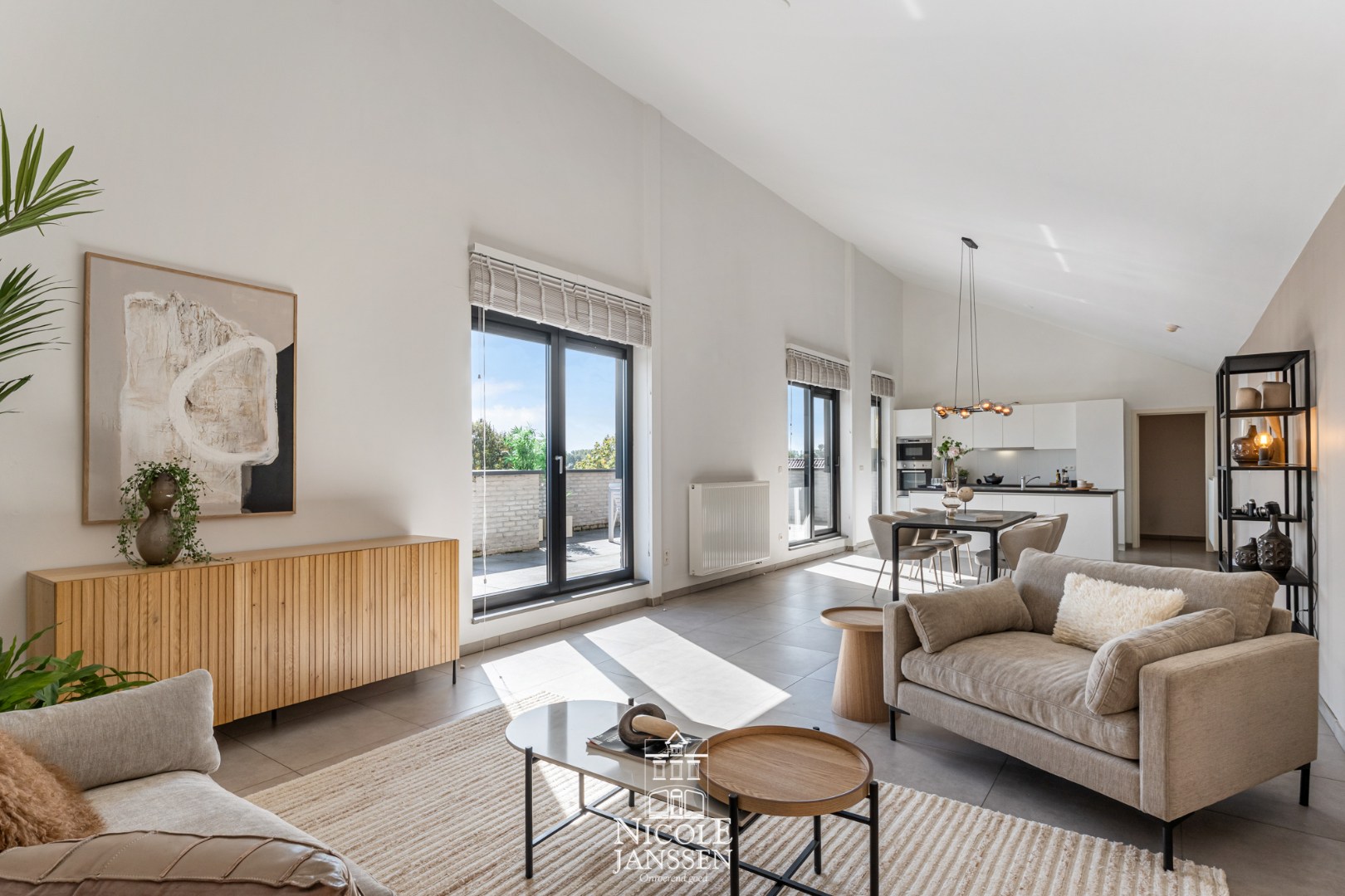 Leefruimte met open keuken 