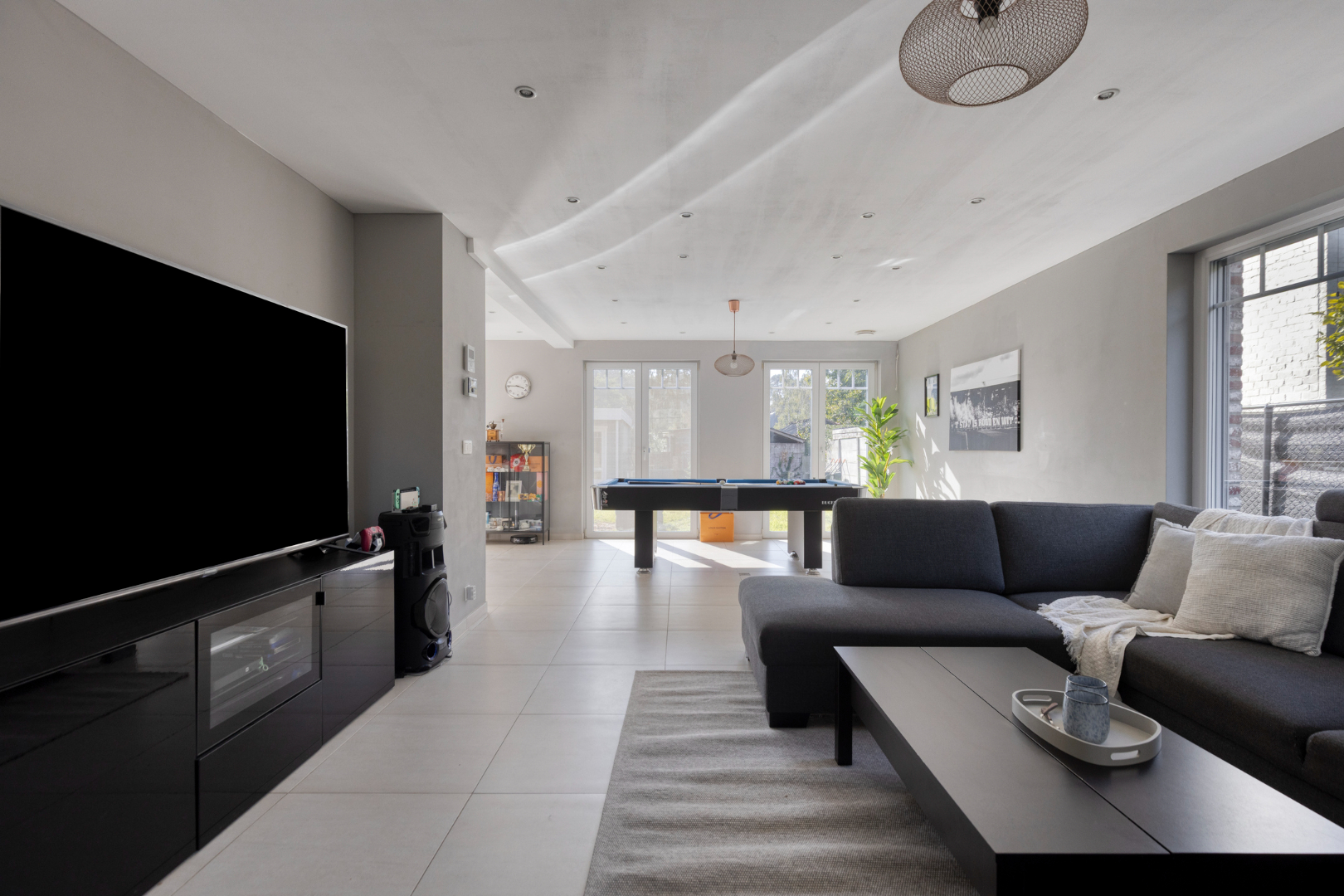 Vrijstaande woning van 2015 met 3 slaapkamers, volledige kelder en zuidgerichte tuin in Schilde. 