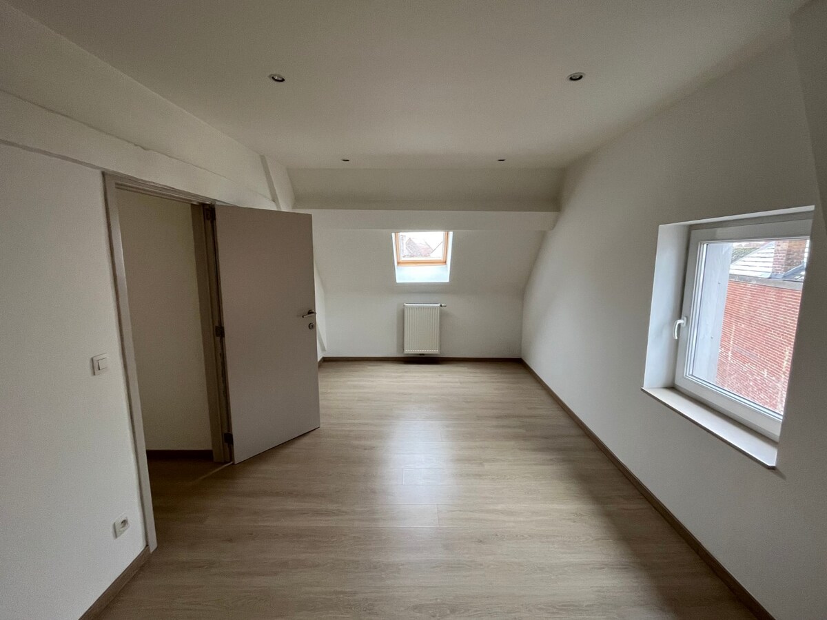 Bijzonder ruime, praktisch ingedeelde gezinswoning 