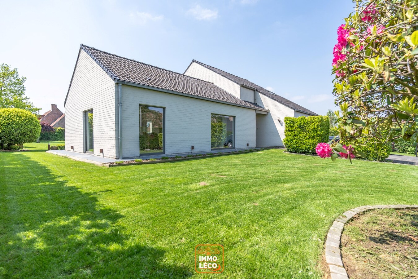 Villa, avec 6 CHAMBRES, 2 salles de bains, parking privatif, double garage et jardin, COUP DE CŒUR absolu !!! 