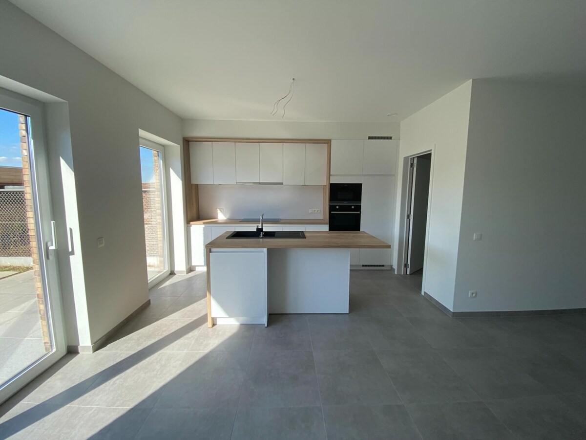 Uitstekend gelegen nieuwbouwwoning met autostaanplaats en fietsenberging 