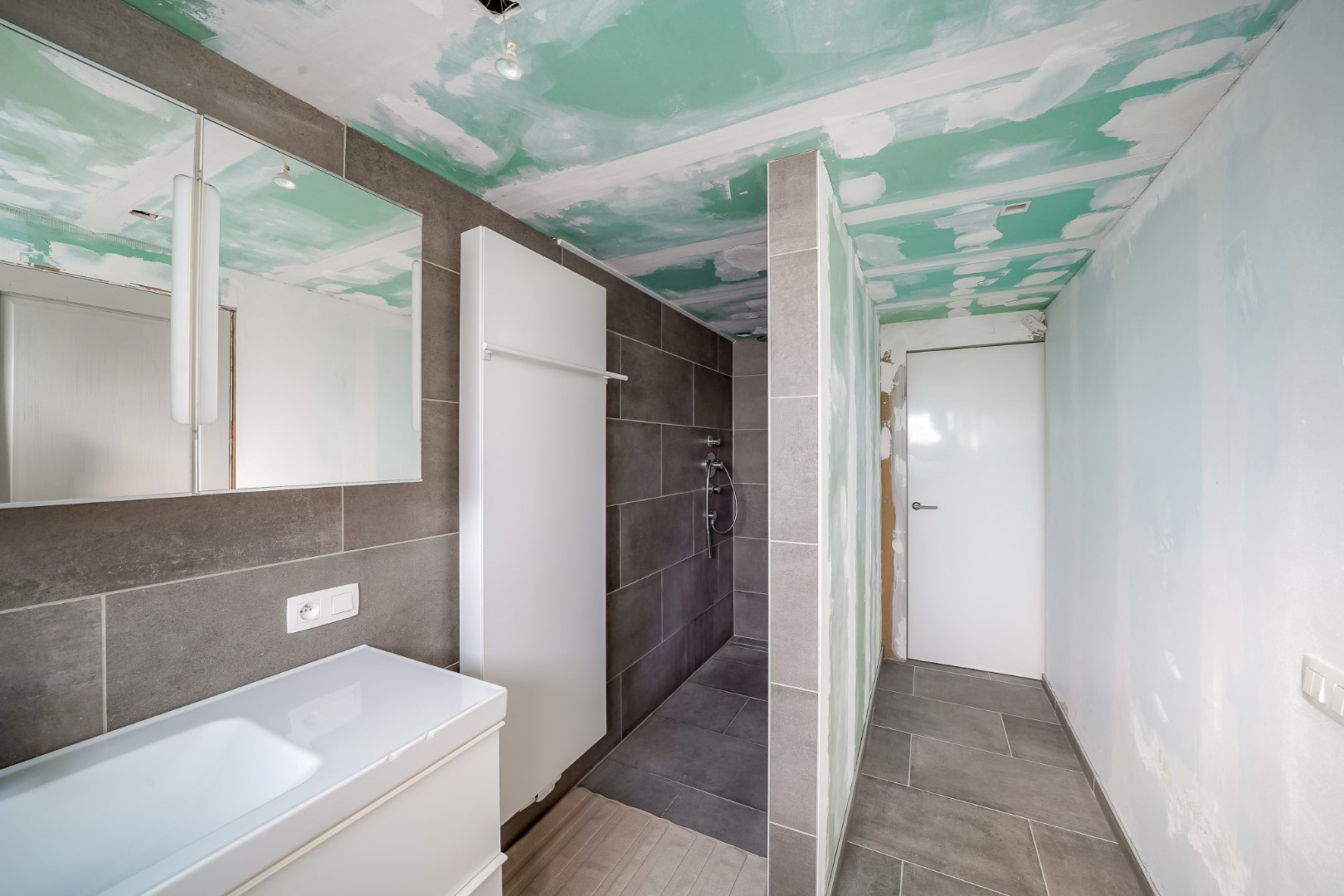 Ruime eengezinswoning in centrum Oudenburg met handelsruimte op gelijkvloers. 