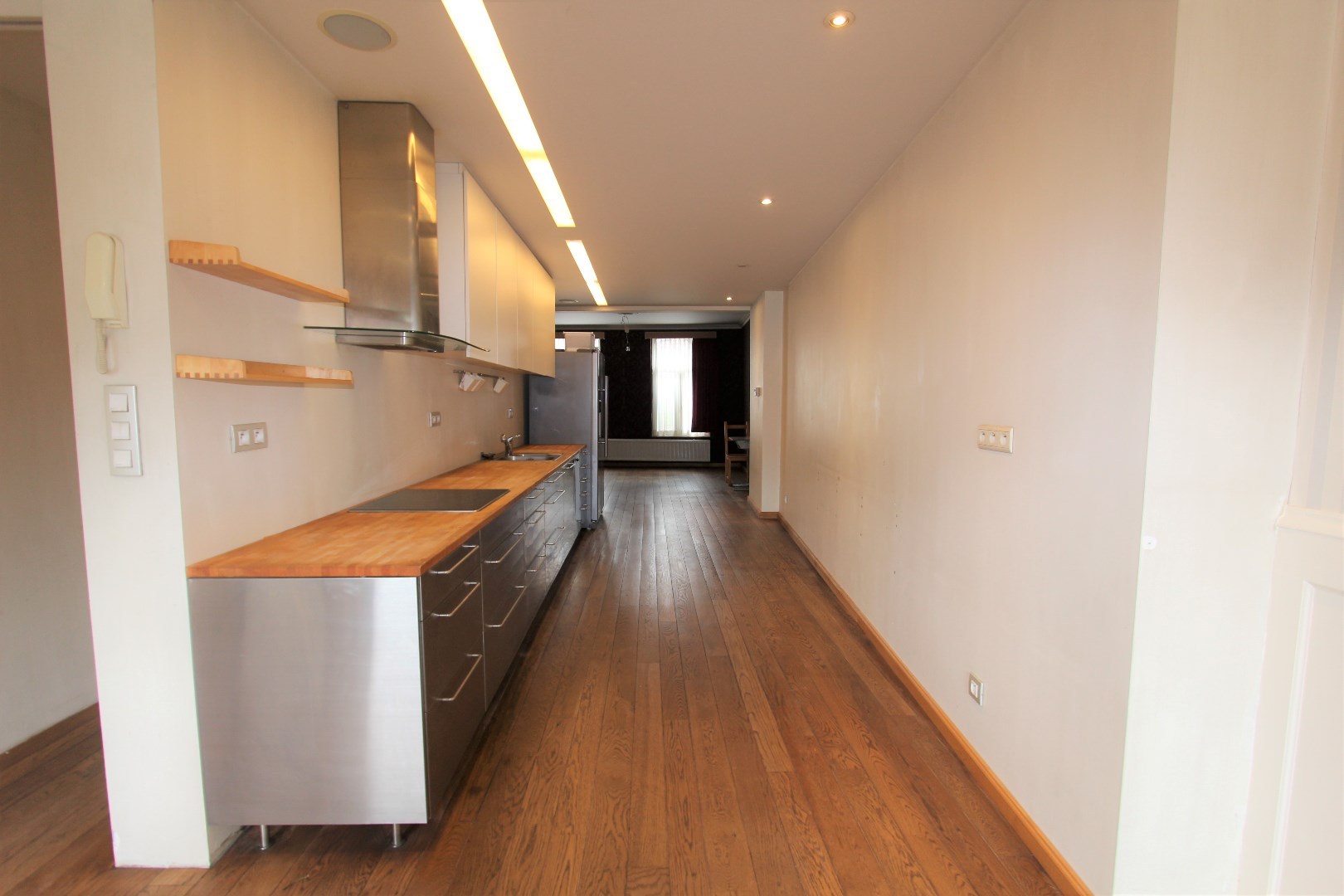 PRACHTIG GELEGEN MODERNE HANDELSWONING 