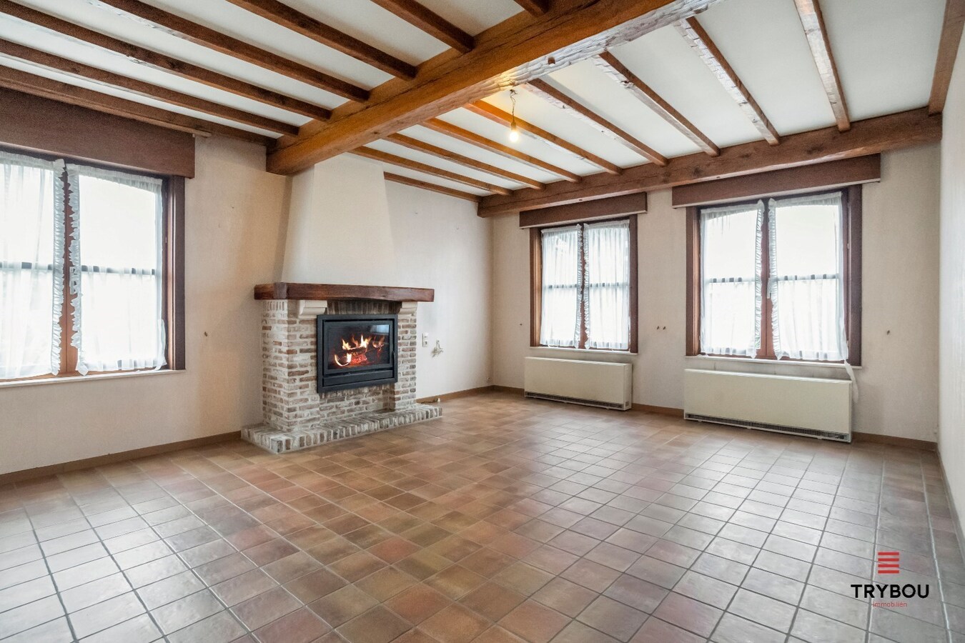 Statige villa, met enorm veel mogelijkheden, te koop in centrum Houthulst. 