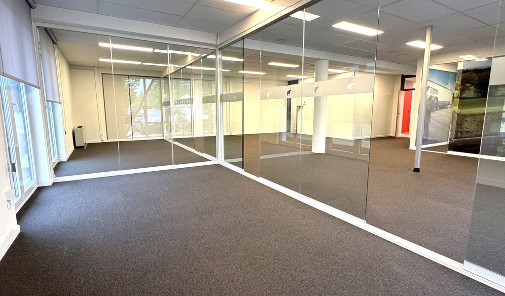 Kantoren te huur op zichtlocatie langs Kortrijksesteenweg in Sint-Martens-Latem