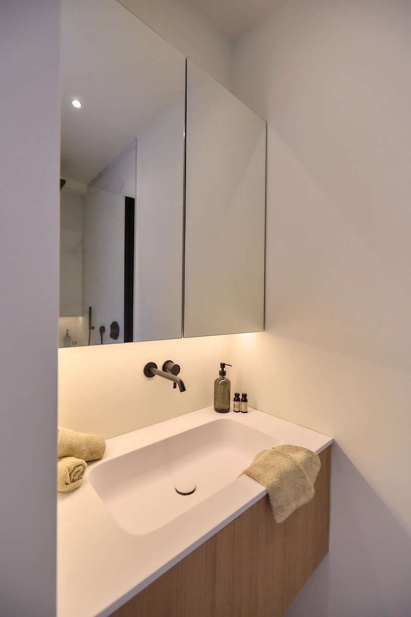 Appartement entièrement rénové avec 4 chambres, situé au centre de Knokke, près de l'avenue Dumortier, avec vue latérale sur la mer. 