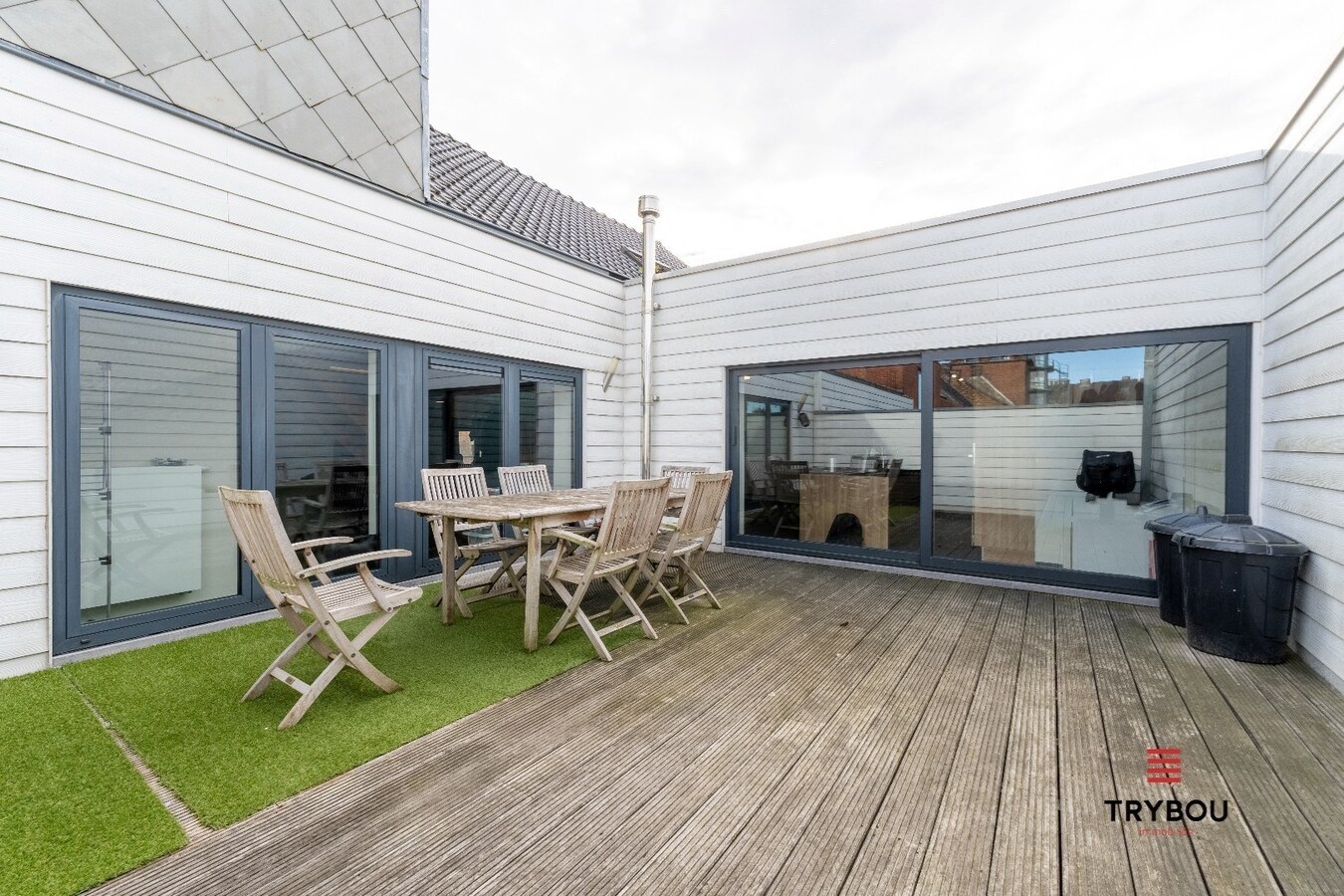 Uitzonderlijk ruime industriële duplex met ruim terras in centrum Roeselare 