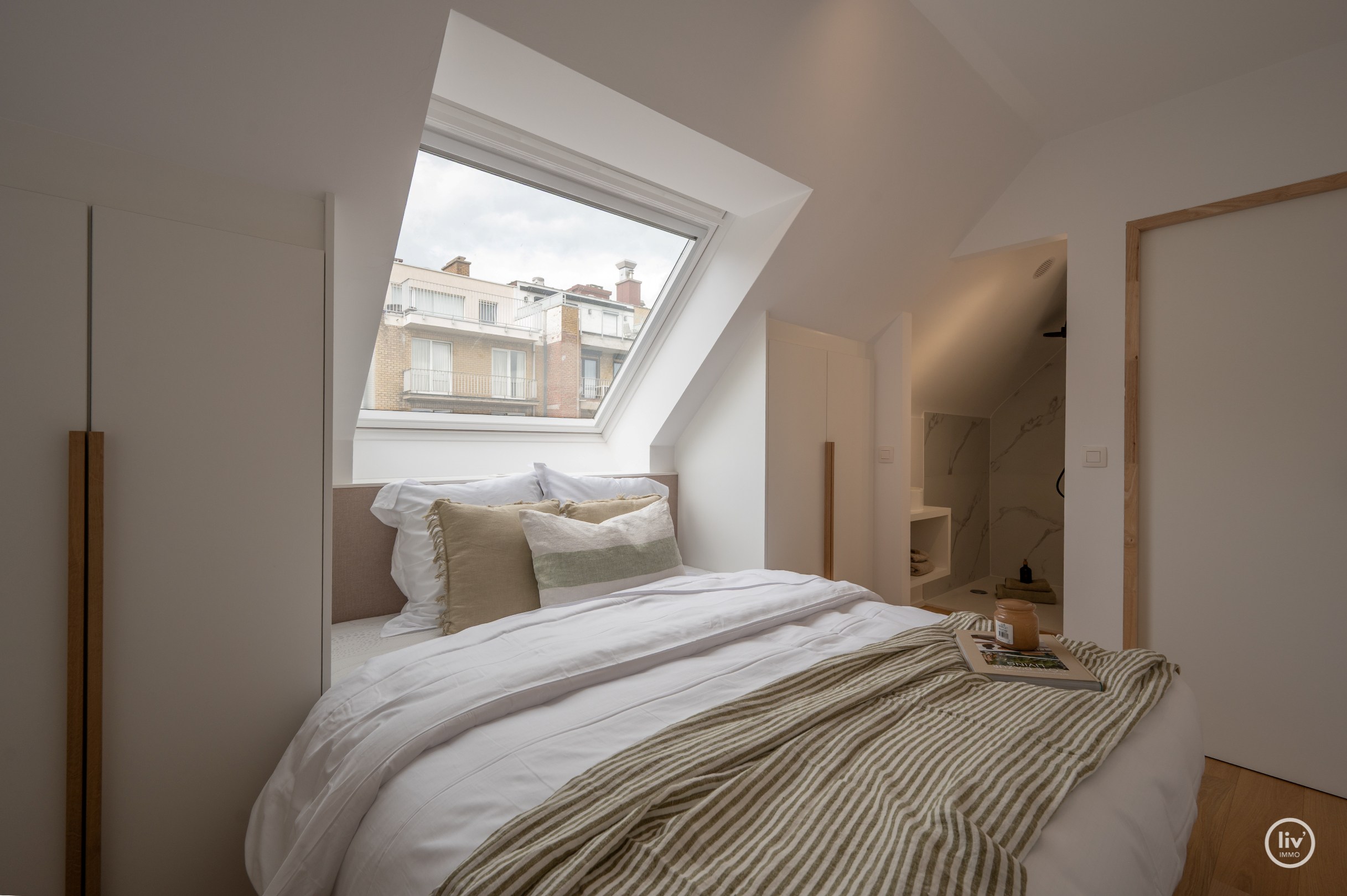 Magnifique appartement en duplex avec une largeur exceptionnelle de façade de 18 mètres et une terrasse généreuse orientée au sud offrant une vue dégagée sur l'arrière-pays de Knokke, à seulement 100 