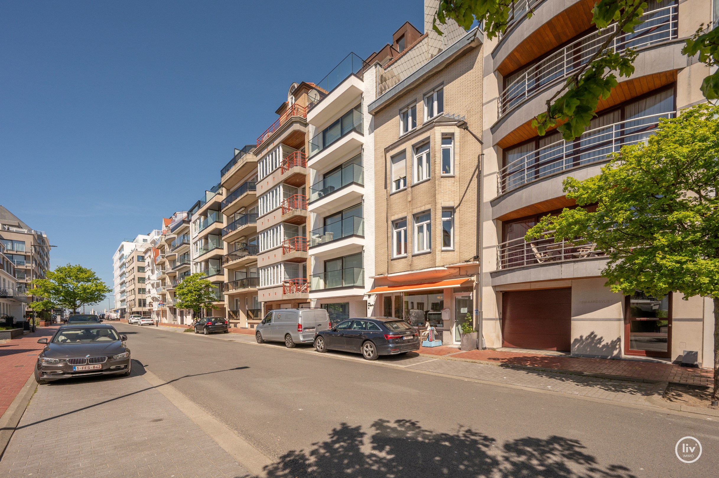 Prachtig en ruim 3-slaapkamerappartement met mooie terrassen en magnifiek open zicht alsook zeezicht.. 