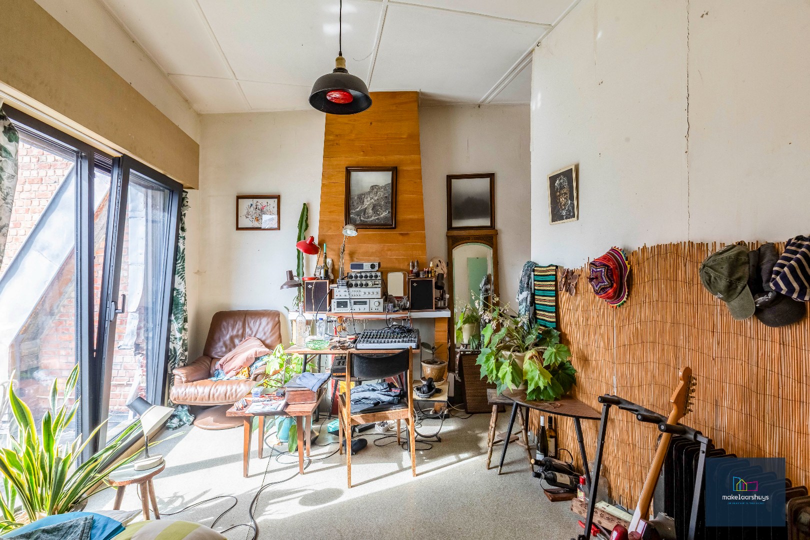 Woning met 3 slaapkamers en verrassende tuin met bijgebouwen 