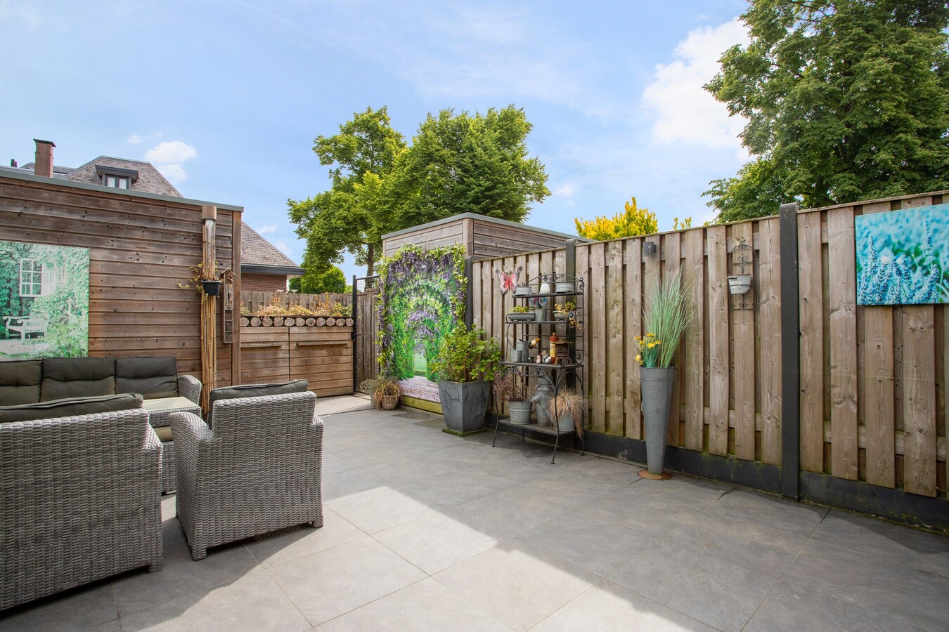 Nagenoeg nieuwe, netjes afgewerkte tussenwoning op 112 m² met berging, overkapping en een vrije achterom. 