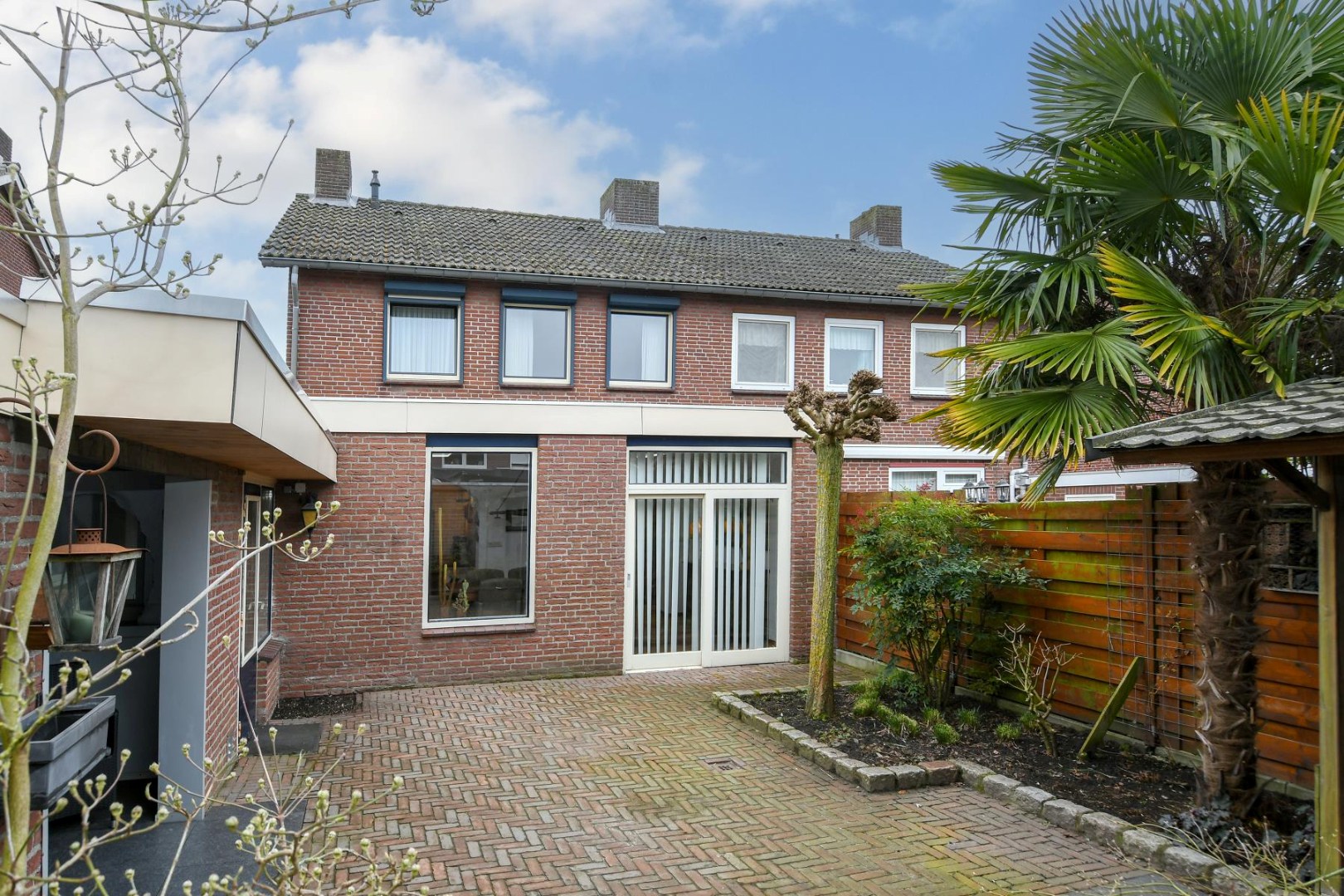 Geschakelde 2-onder-1-kap woning met serre, vier slaapkamers en inpandige garage gelegen nabij het centrum van Panningen 