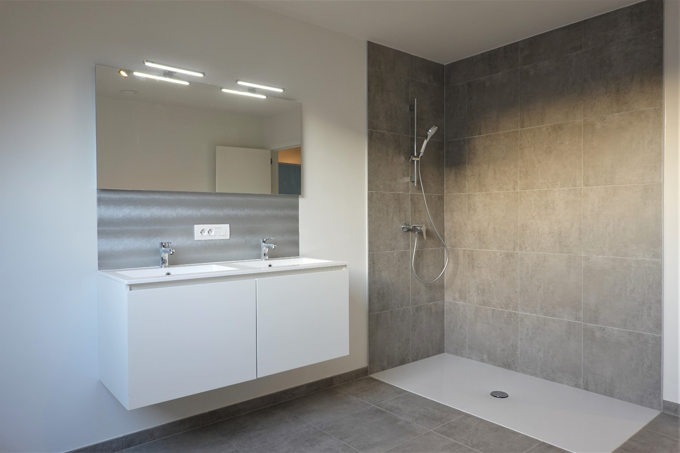 Halfopen nieuwbouw met inpandige garage 