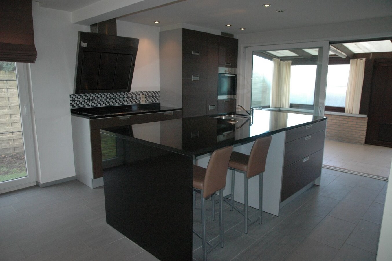 Degelijke gezinswoning met achterliggende loods/garage. 