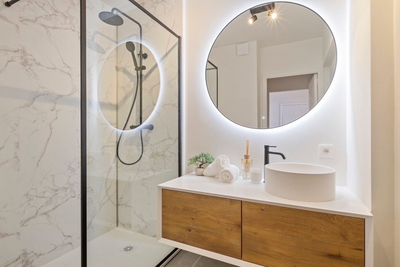 Prachtig 2-slaapkamer appartement (100m2)  met terras en garage te Kortrijk ! 