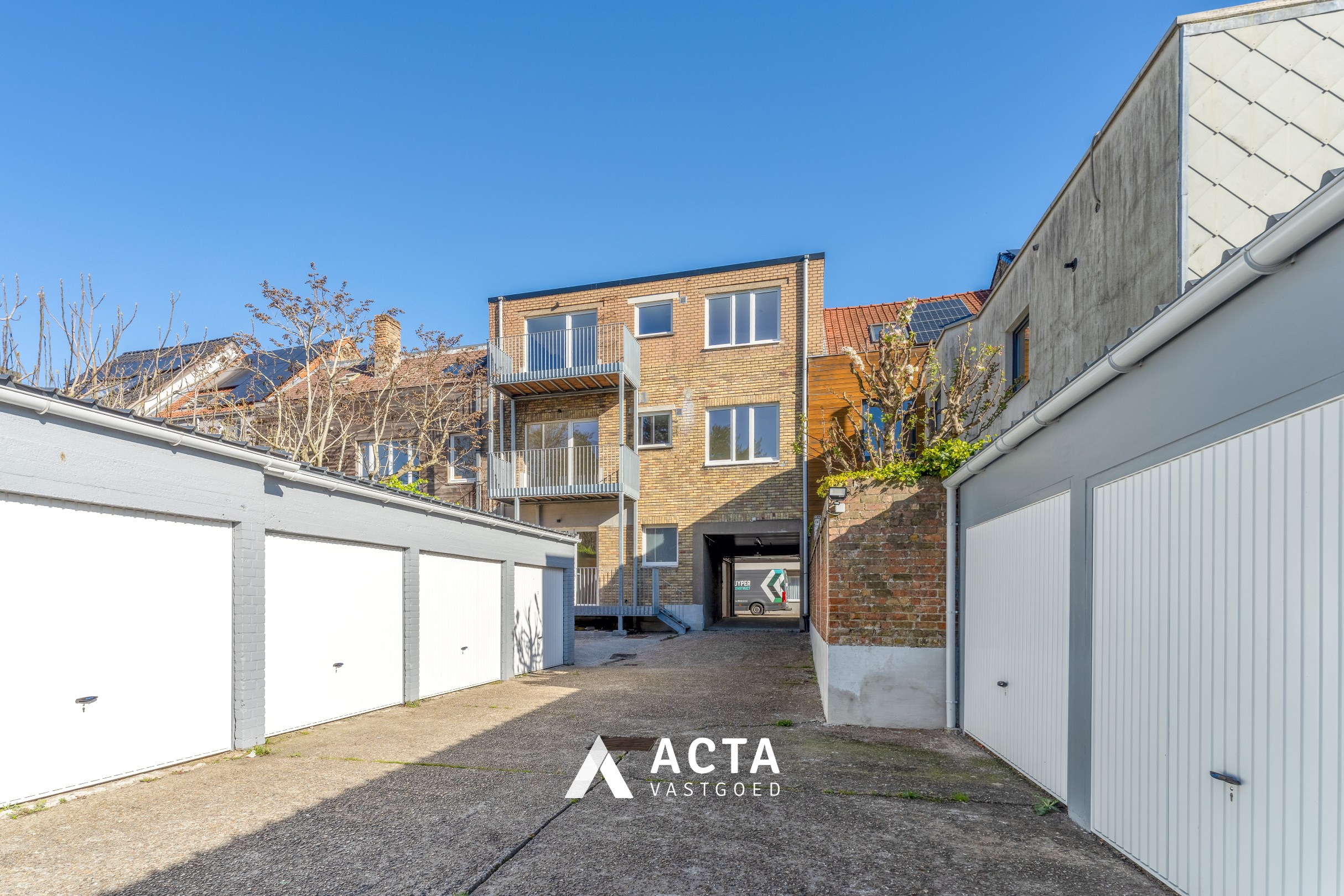 Garagecomplex met garageboxen en standplaats 