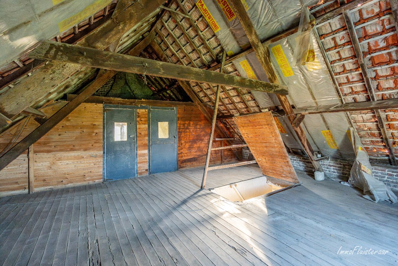 Renovated farmhouse with stables and pasture on approximately 1.7 hectares in Nazareth. 