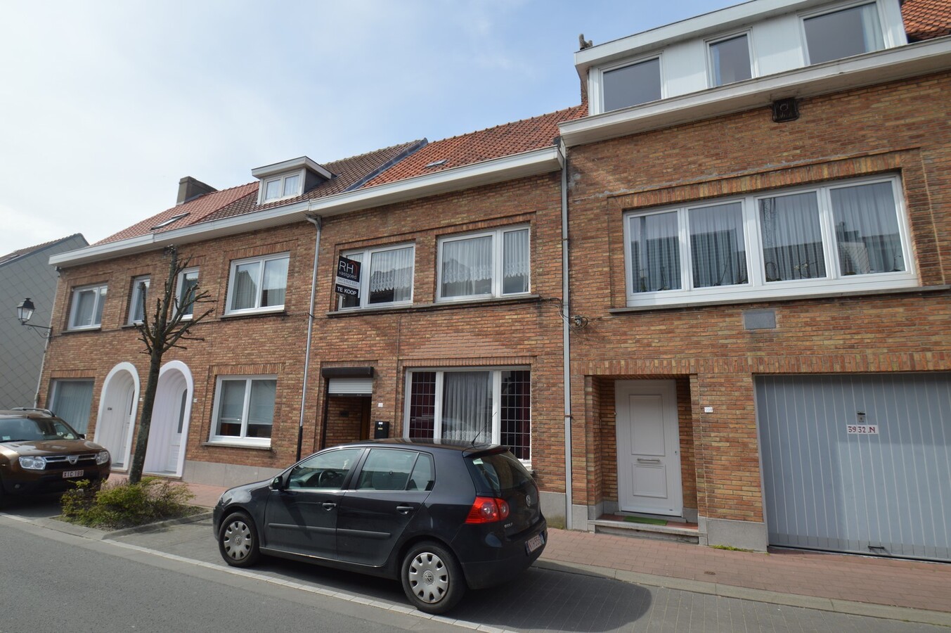 Te renoveren gezinswoning met grote zongerichte tuin - Heist 