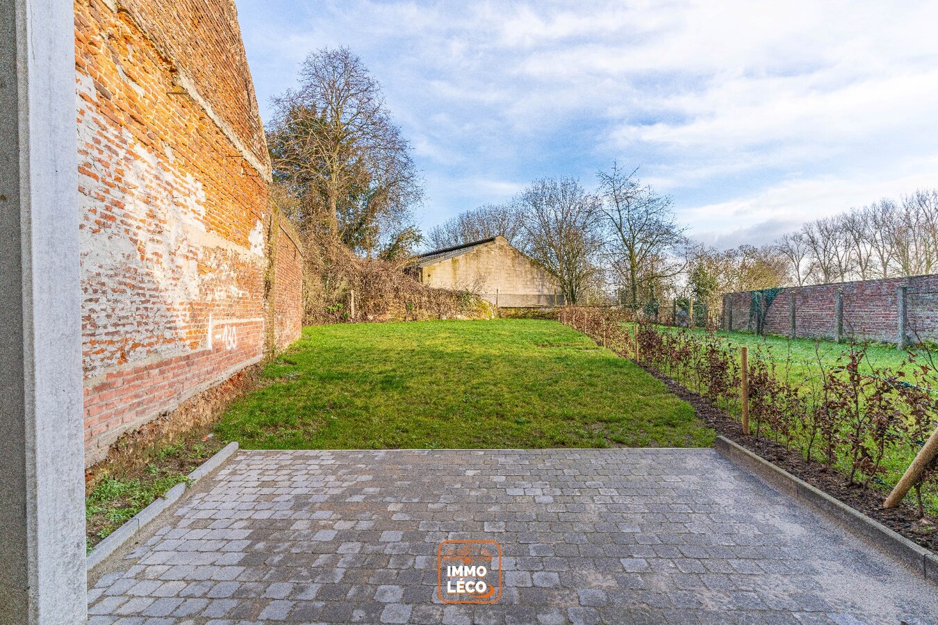 Appartement rez-de-chaussée avec jardin privatif et parking privé. 