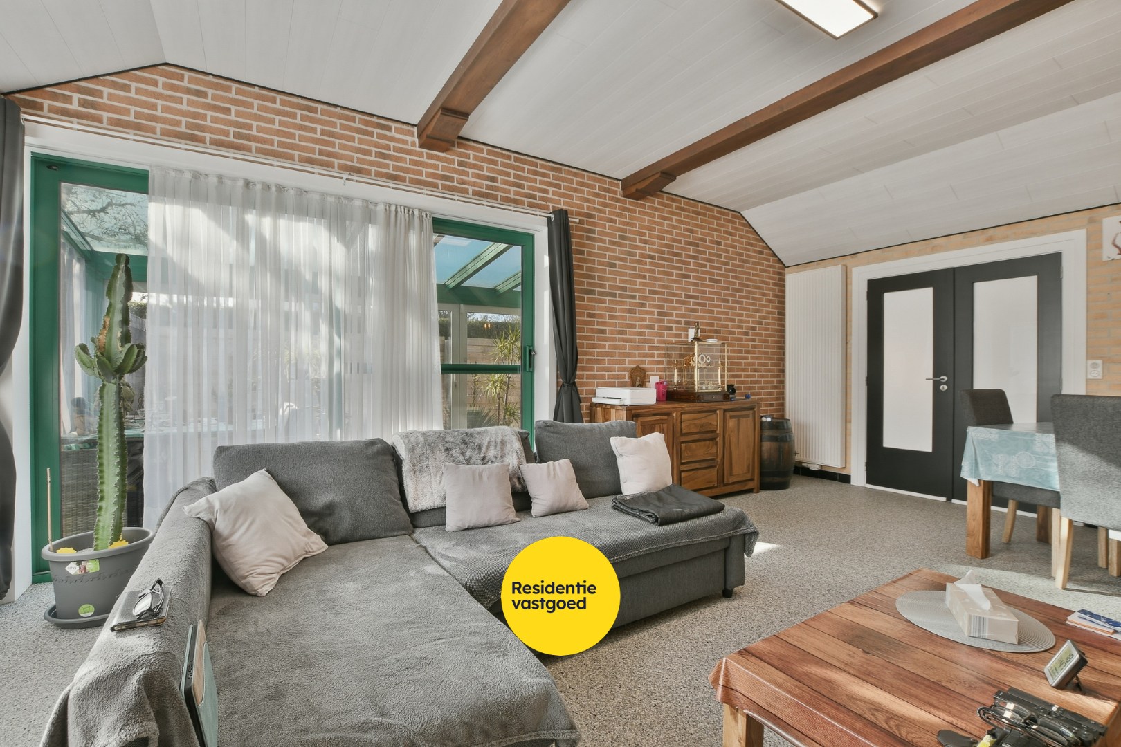 Instapklare en volledig gerenoveerde bungalow met 3 slaapkamers, tuin en garage vlak bij bos en centrum van De Haan 